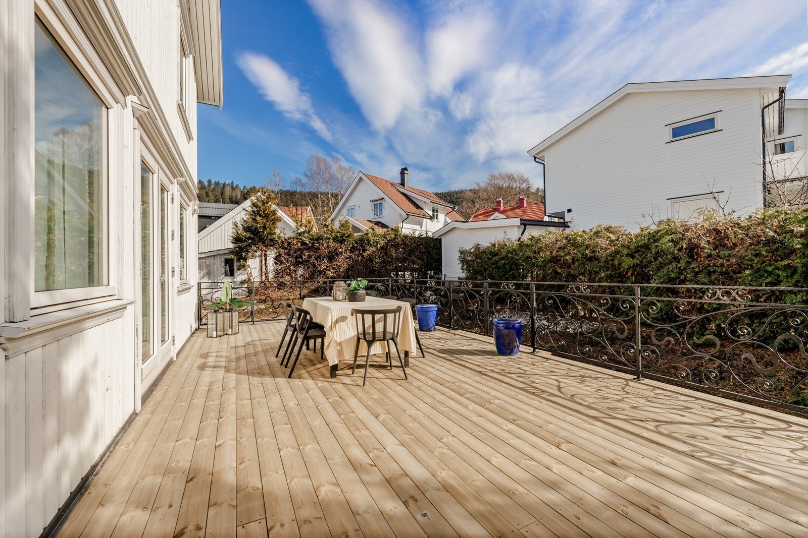 Her har man god plass til møblering og kan nyte morgen og dag sol. Rekkverk på terrassene er laget likt som opprinnelig for å bevare den flotte klassiske stilen Galleribilde
