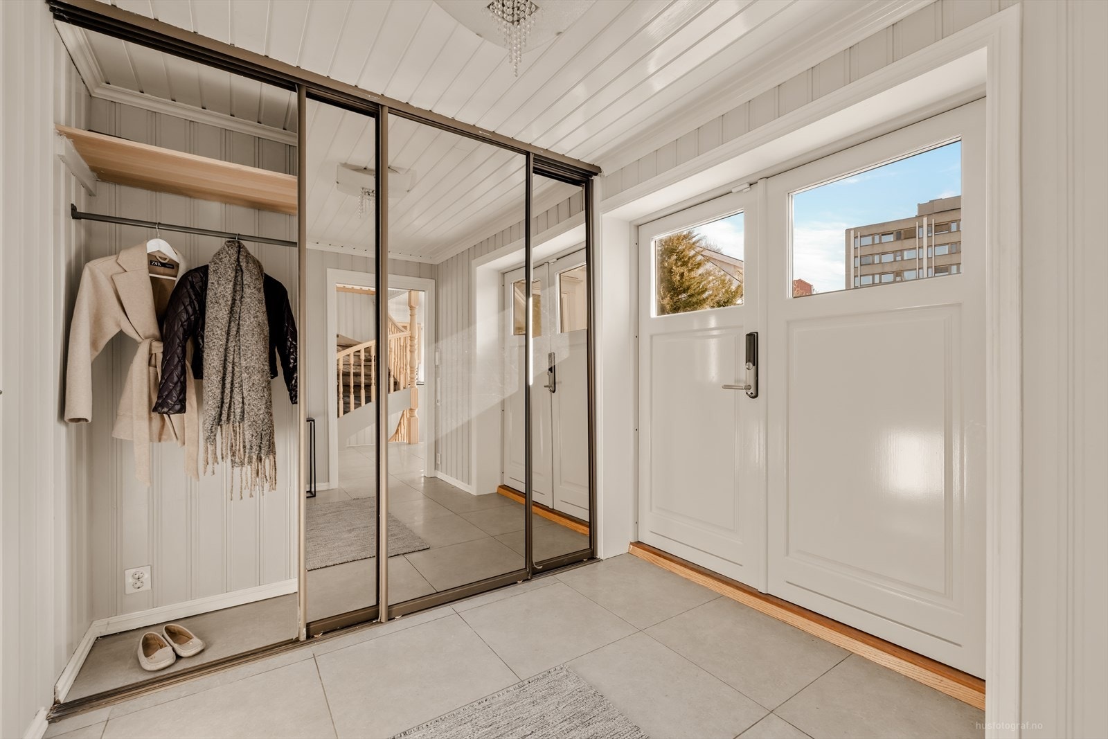 Velkommen inn! Det er stor flislagt entré med varmekabler og skyvedørsgarderobe Galleribilde