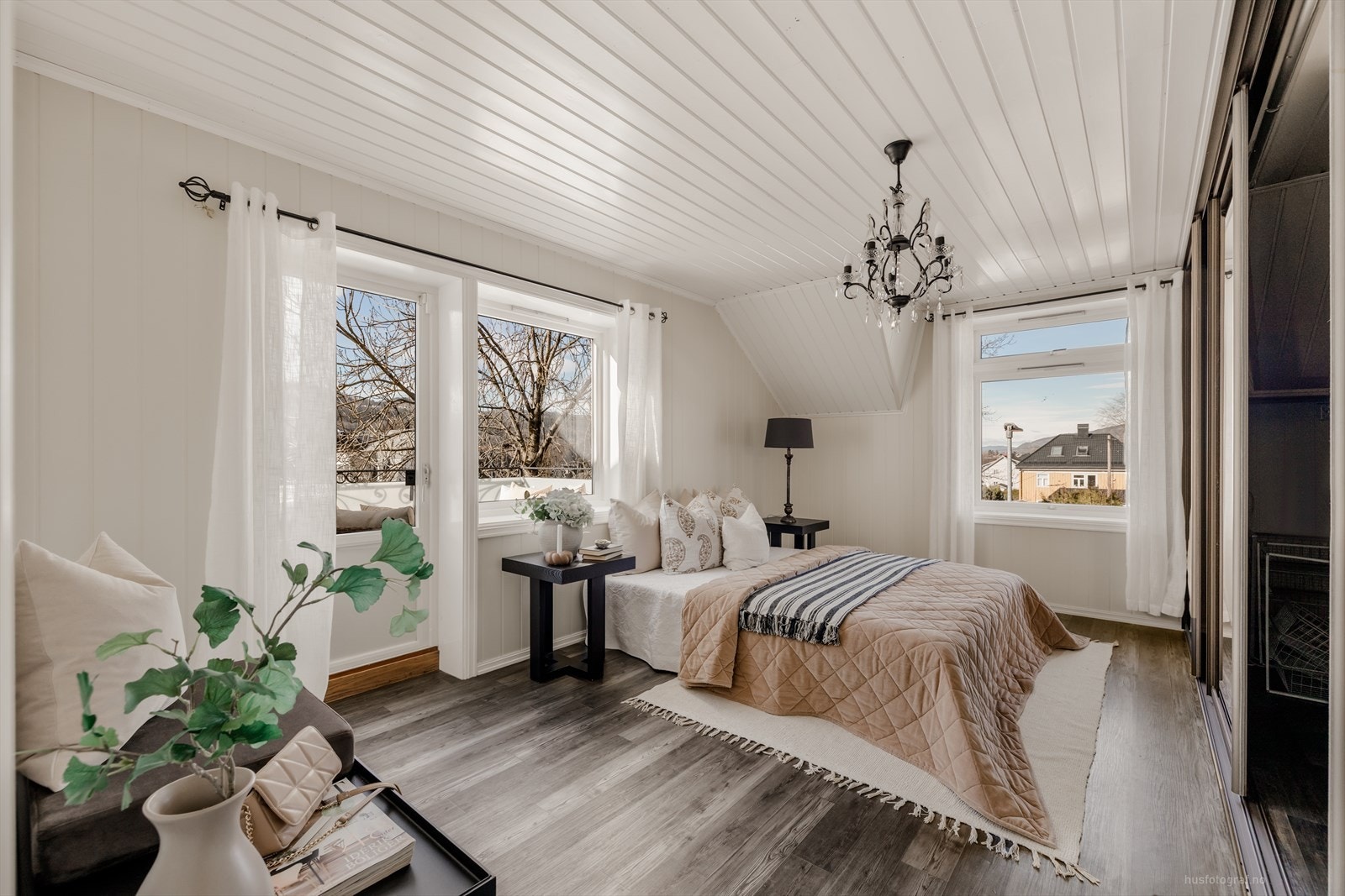 Romslig hovedsoverom med direkte utgang til terrasse Galleribilde