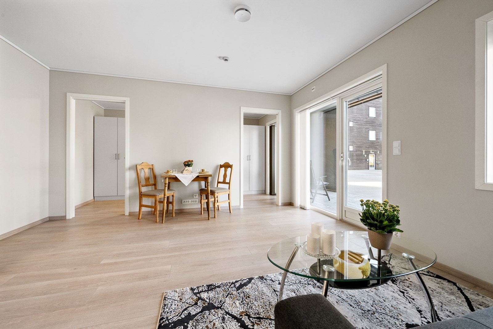 Gjennomgåande lyse og slette overflater på veggar og i himling. Galleribilde