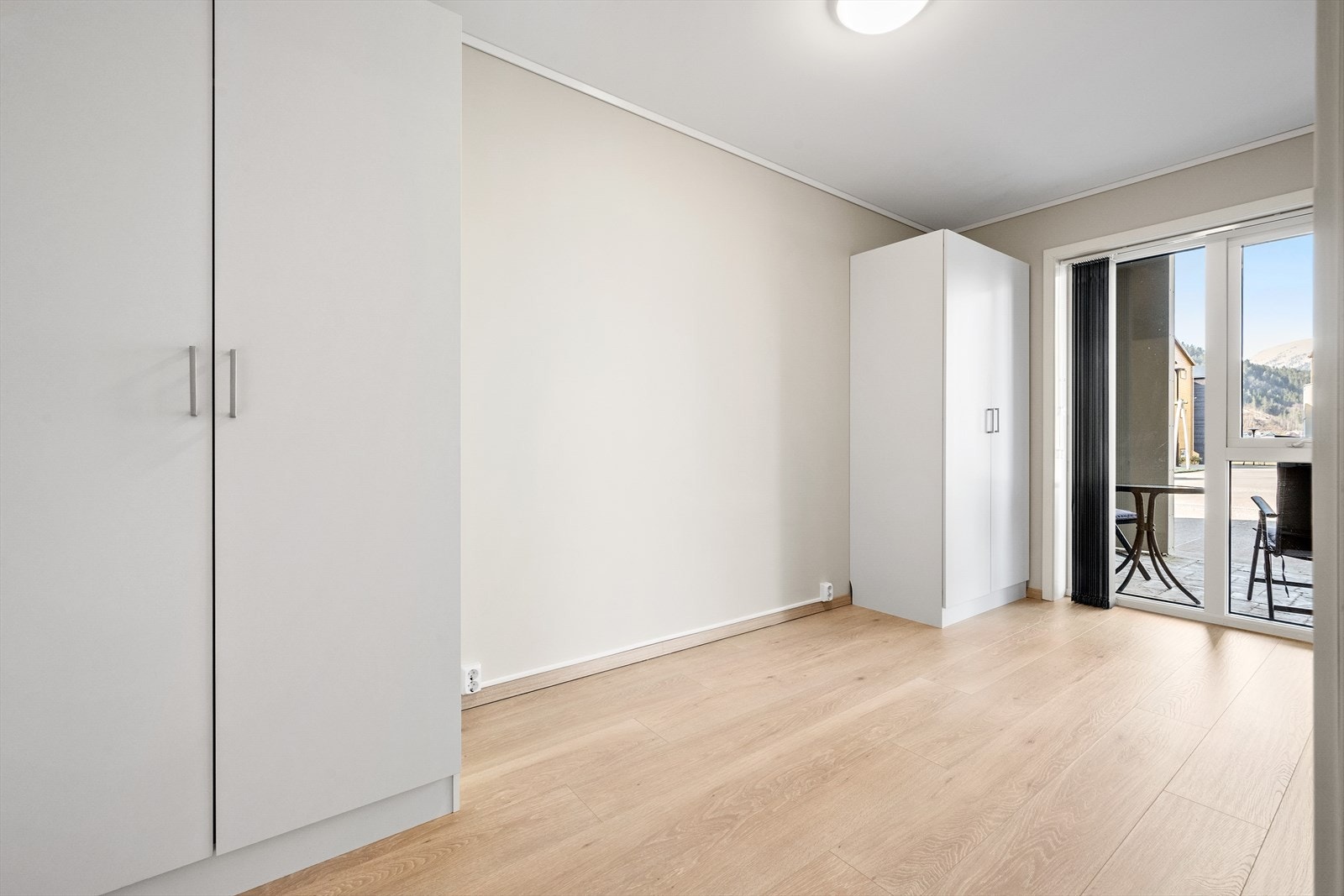 Soverommet har god plass til seng og er utstyrt med to praktiske garderobeskap for oppbevaring. Vindauga går heilt i golvet. Galleribilde