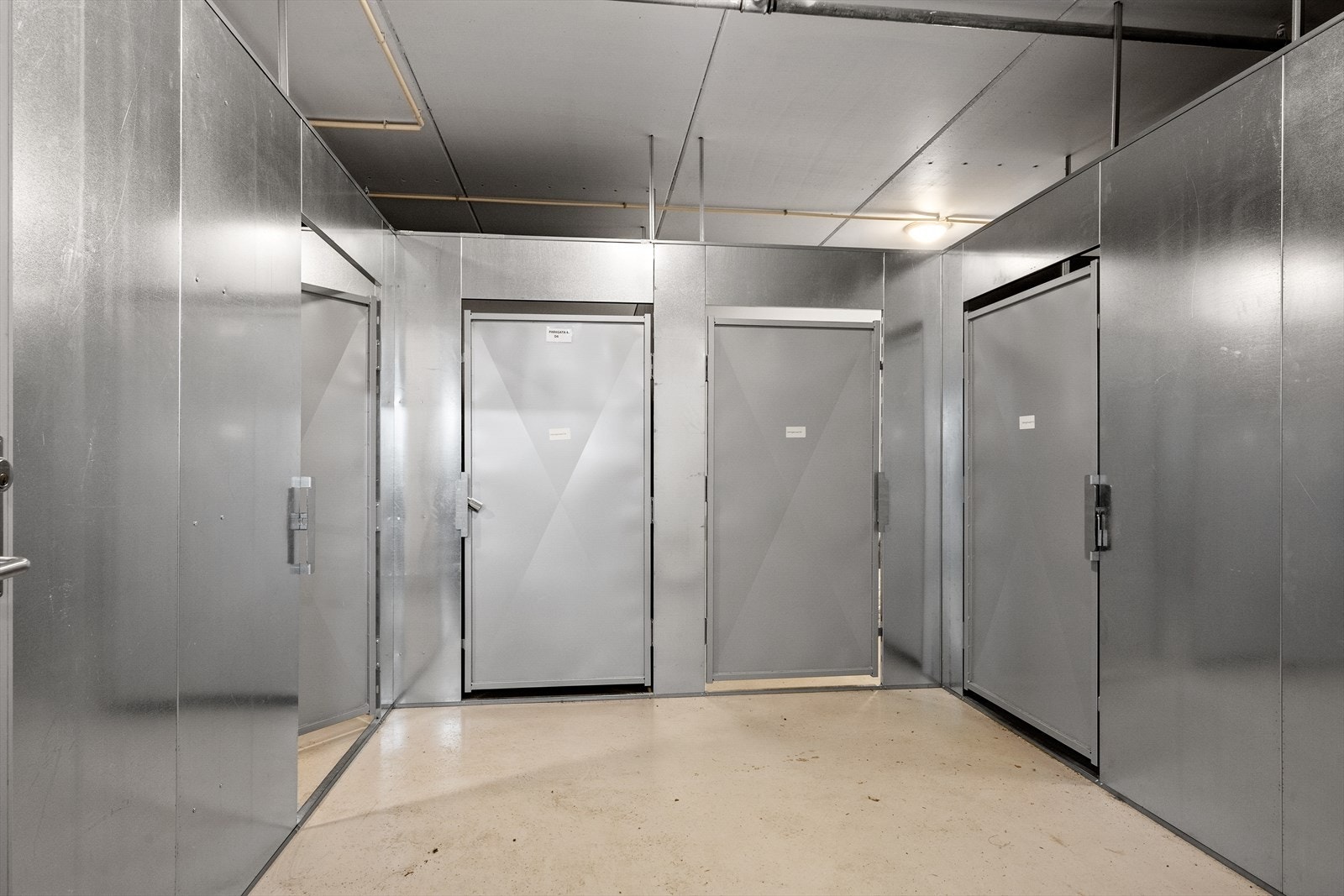 I tillegg følgjer det med ein romsleg sportsbod på ca. 7 m². Boda er plassert i eit lukka rom, slik att støv frå garasjen ikkje skal komme inn. Galleribilde