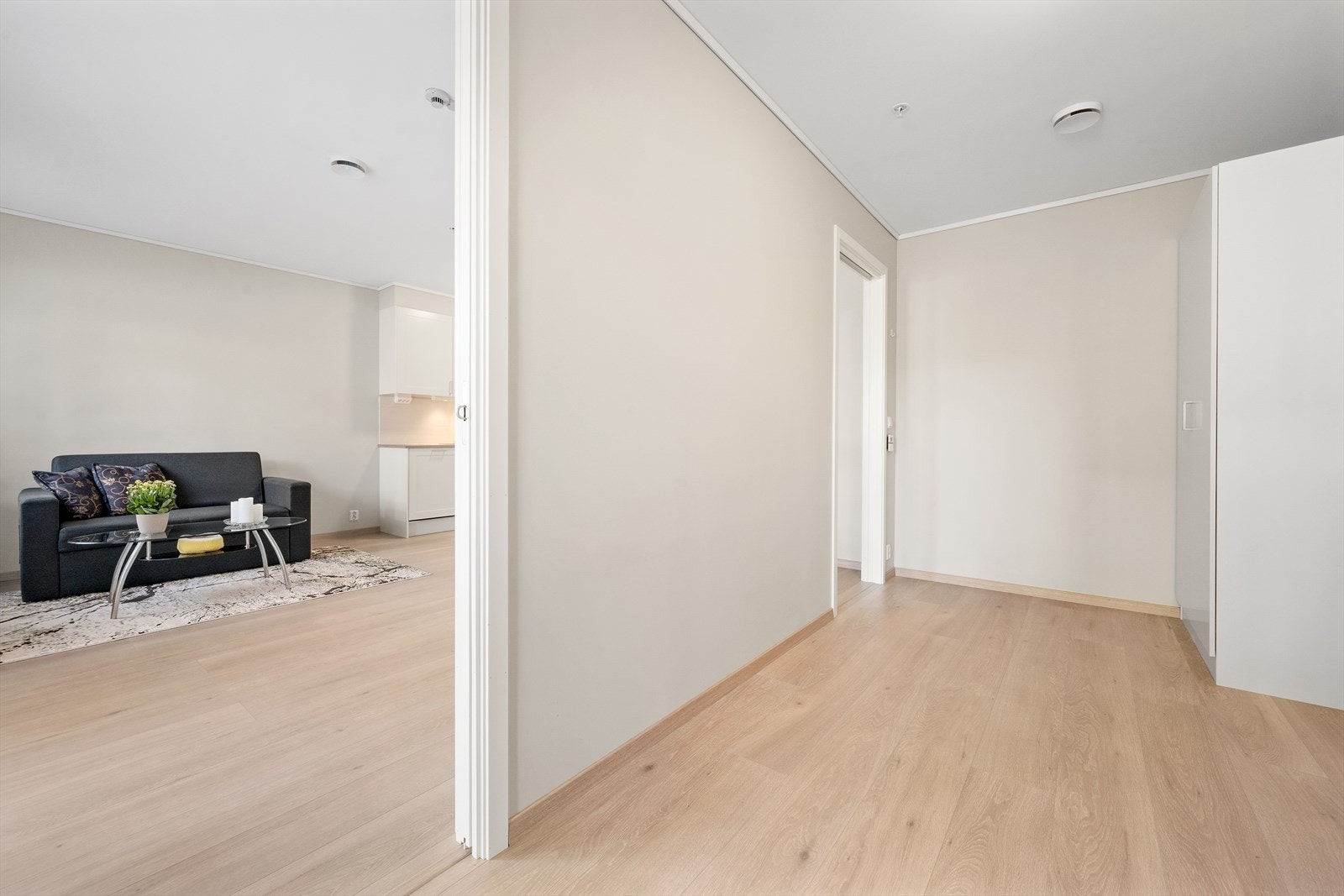 Frå stova er det to skyvedører inn til soverommet. Galleribilde