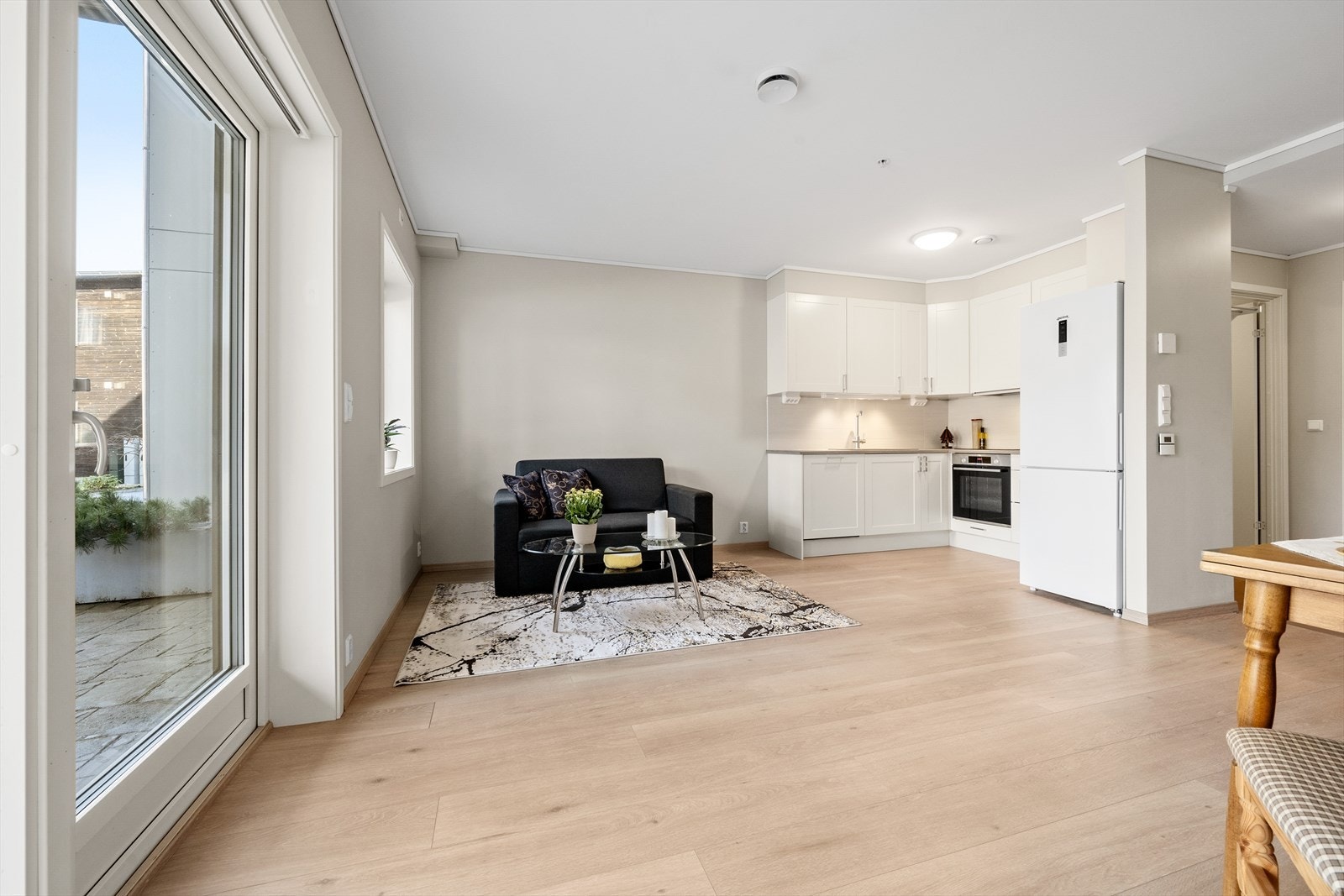 Open stove- og kjøkkenløysing med gjennomgåande laminatgolv. Her er det fjordvarme med vassbasert golvvarme i alle rom. Galleribilde