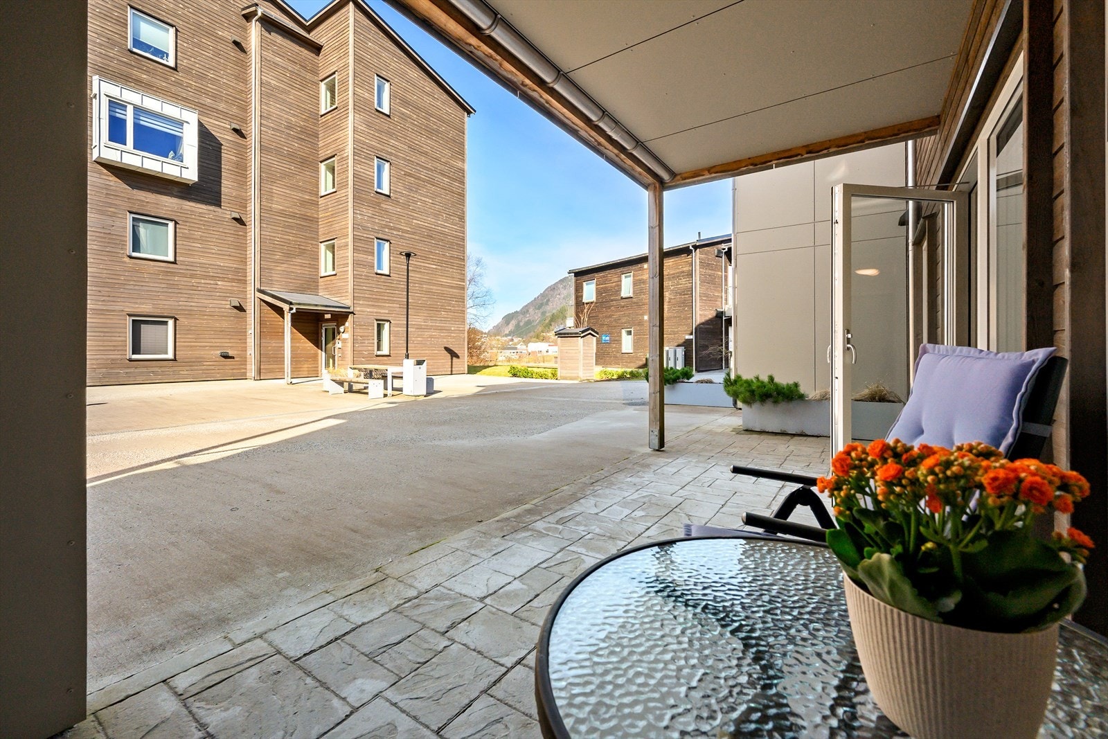 Den delvis overbygde plattingen gir ly for vêr og vind. Galleribilde
