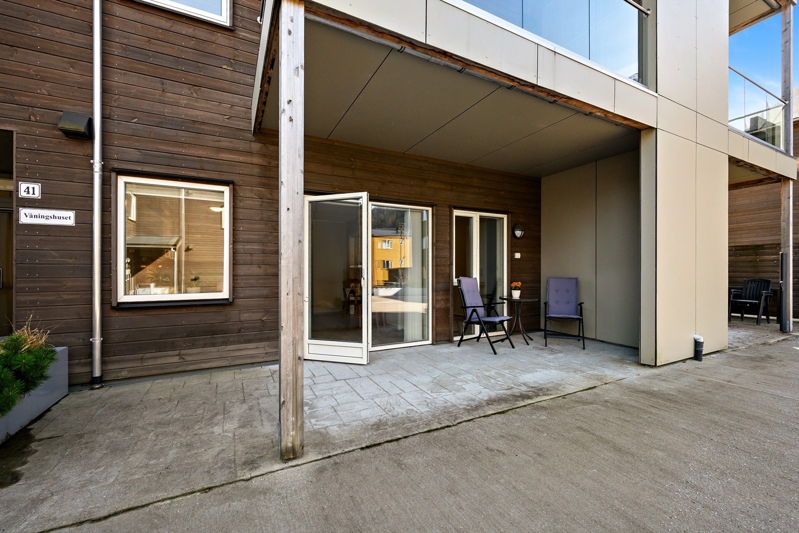Frå stova er det utgang til ein dels overbygd platting på 16 m² med dekorbetong. Galleribilde