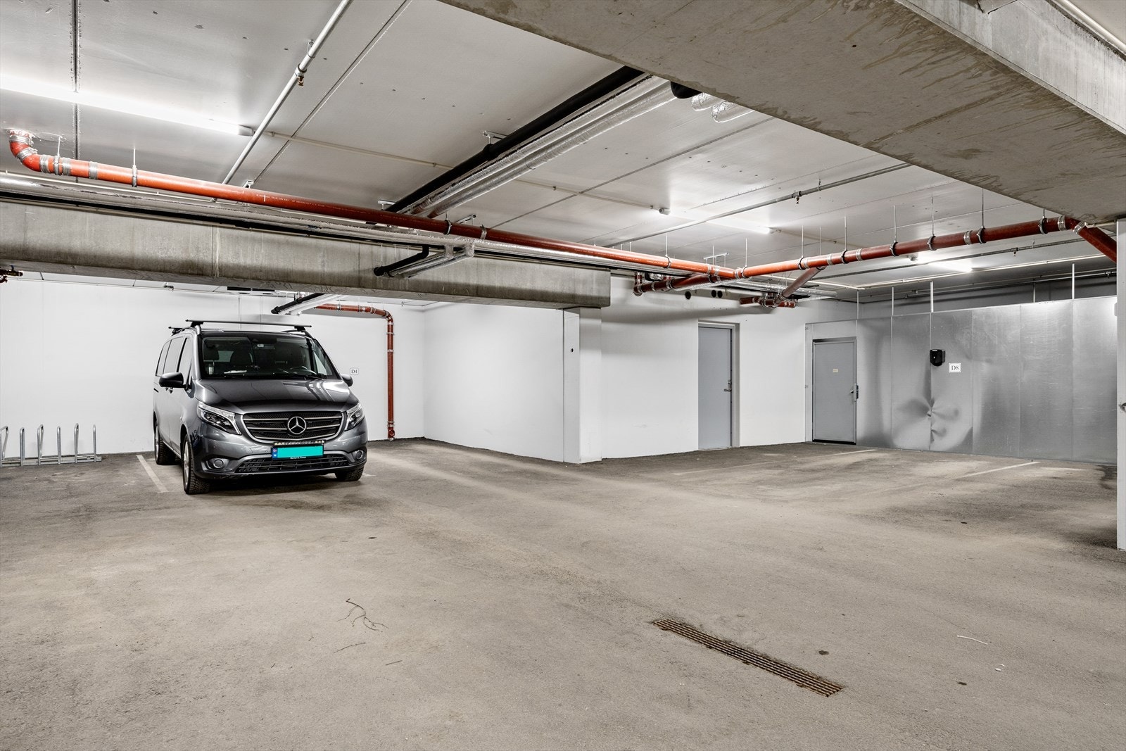 Til leilegheita høyrer ein fast parkeringsplass i lukka garasjeanlegg, med heis opp til bustadetasjen. Galleribilde