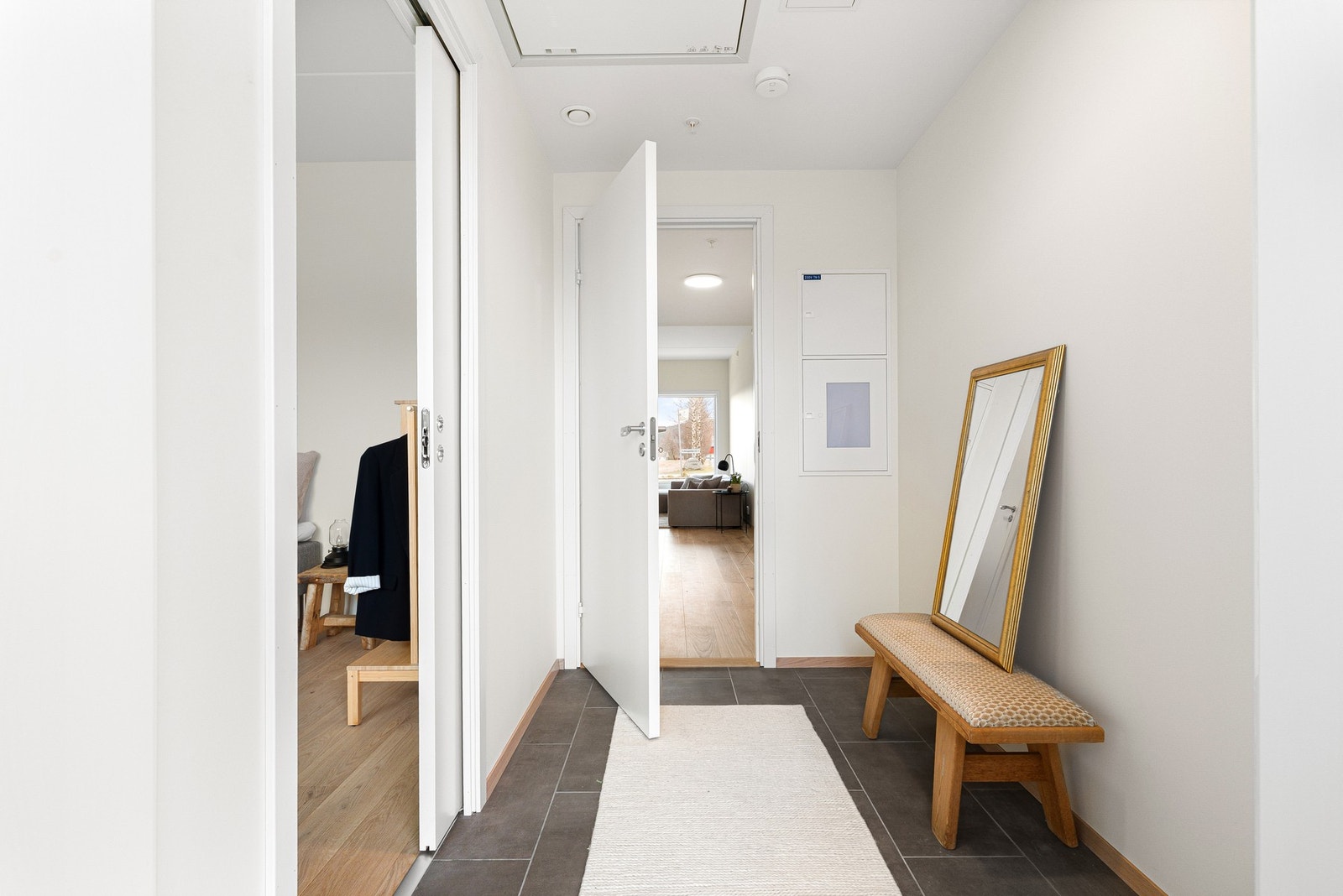 Flislagt entrè. Bildet er tatt fra en tilsvarende leilighet i 1. etasje. Galleribilde