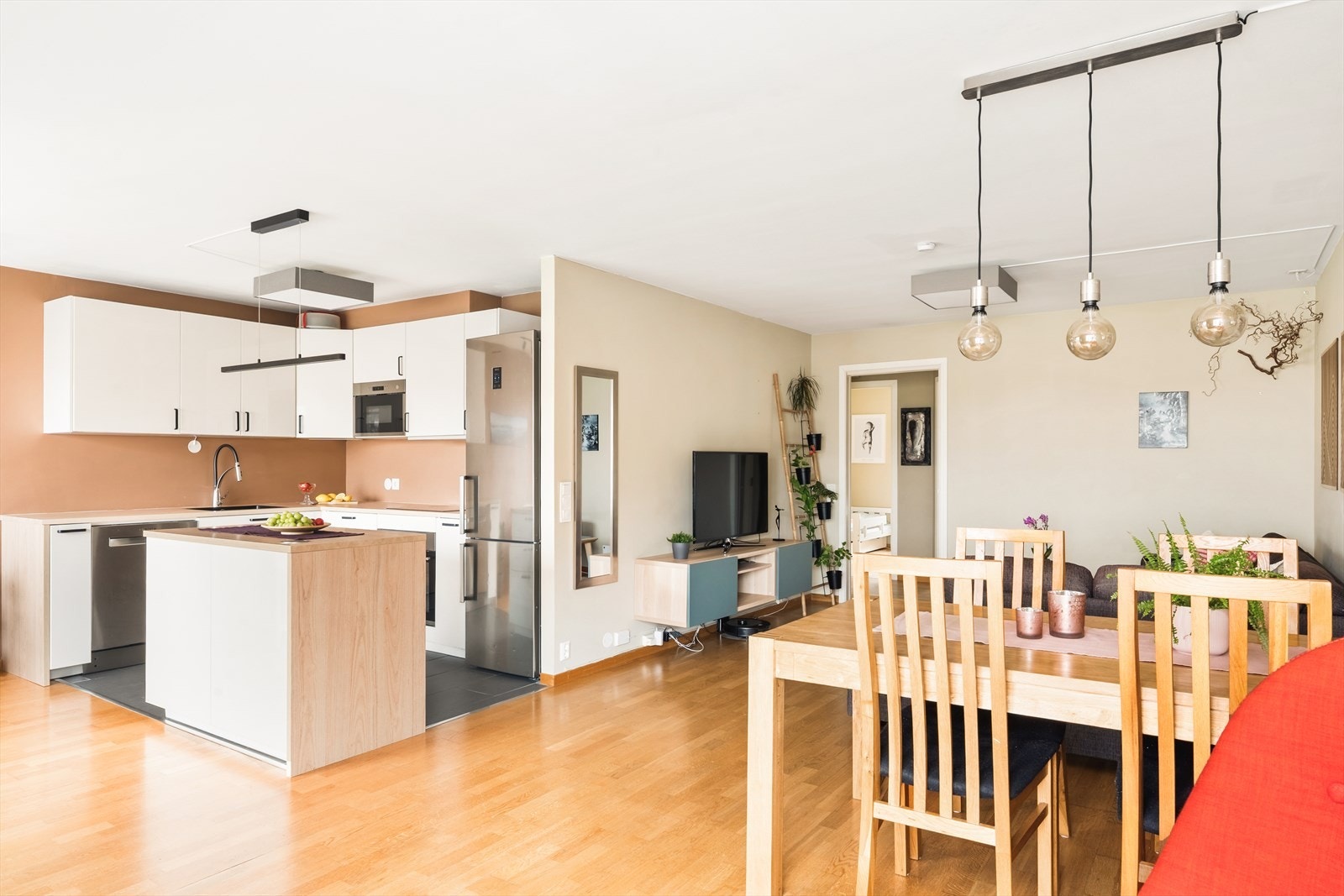 Utformingen av stuen og kjøkkenet er fint fordelt og er målt til 38m² - her har man god plass til både spisebord og sofagruppe. Galleribilde
