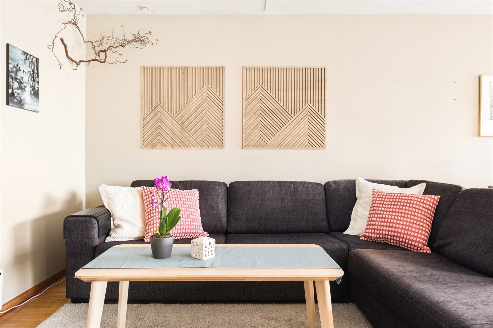 I stuen er det også god plass til sofa og bord Galleribilde