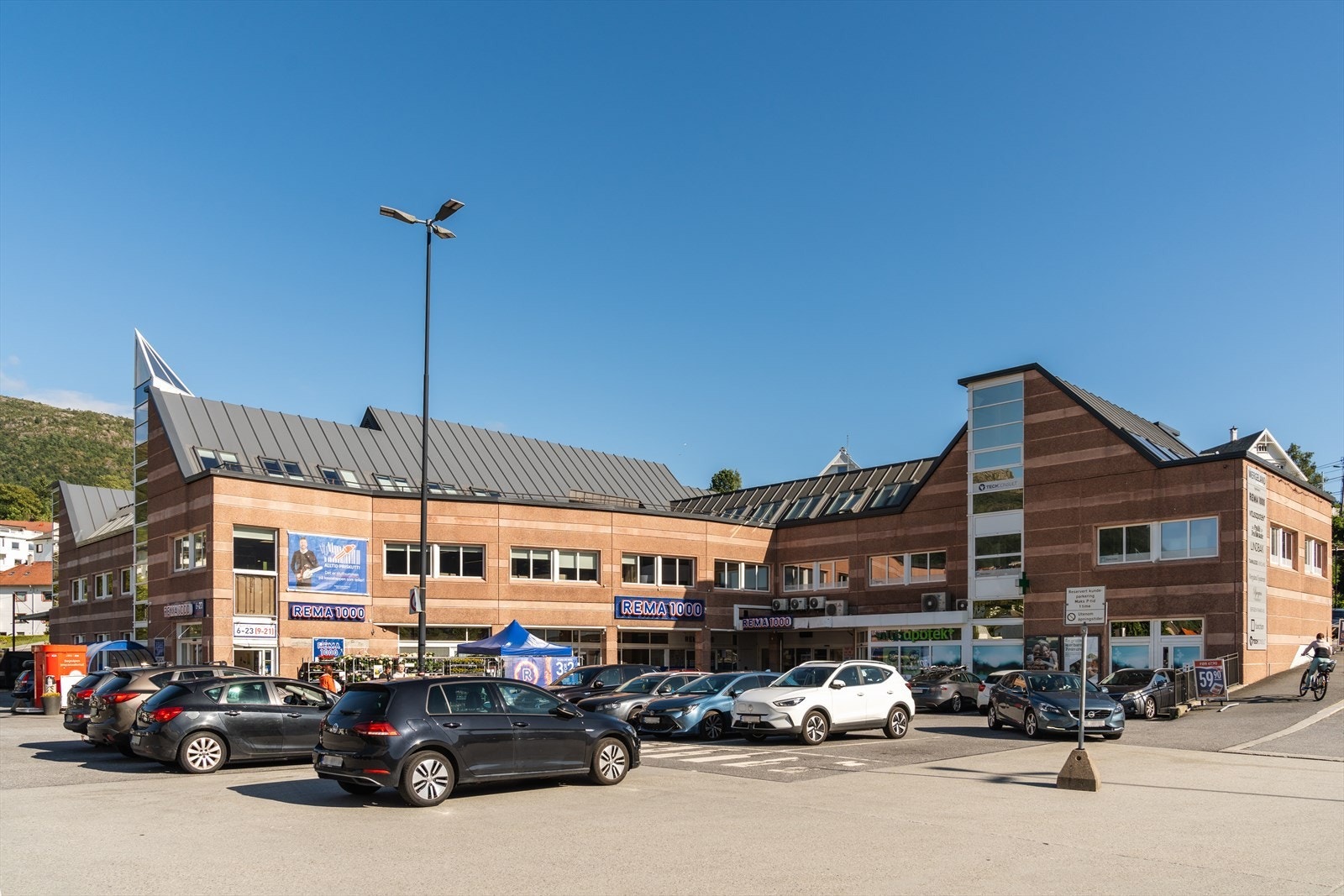 Wergeland Torg ligger 2 minutters gange unna med blant annet søndagsbutikk Galleribilde