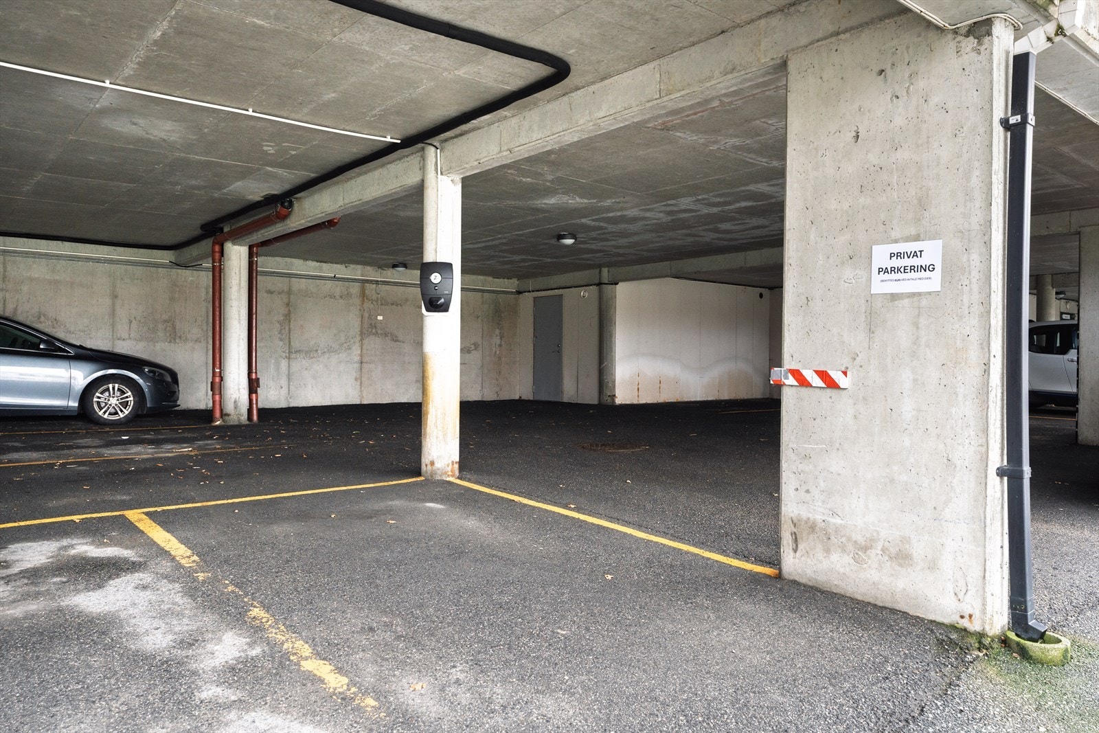 Fast parkeringsplass i garasjeanlegg med el-bil lader. Borettslaget leier også ut 3 parkeringsplasser i en periode på 12 mnd av gangen. Galleribilde