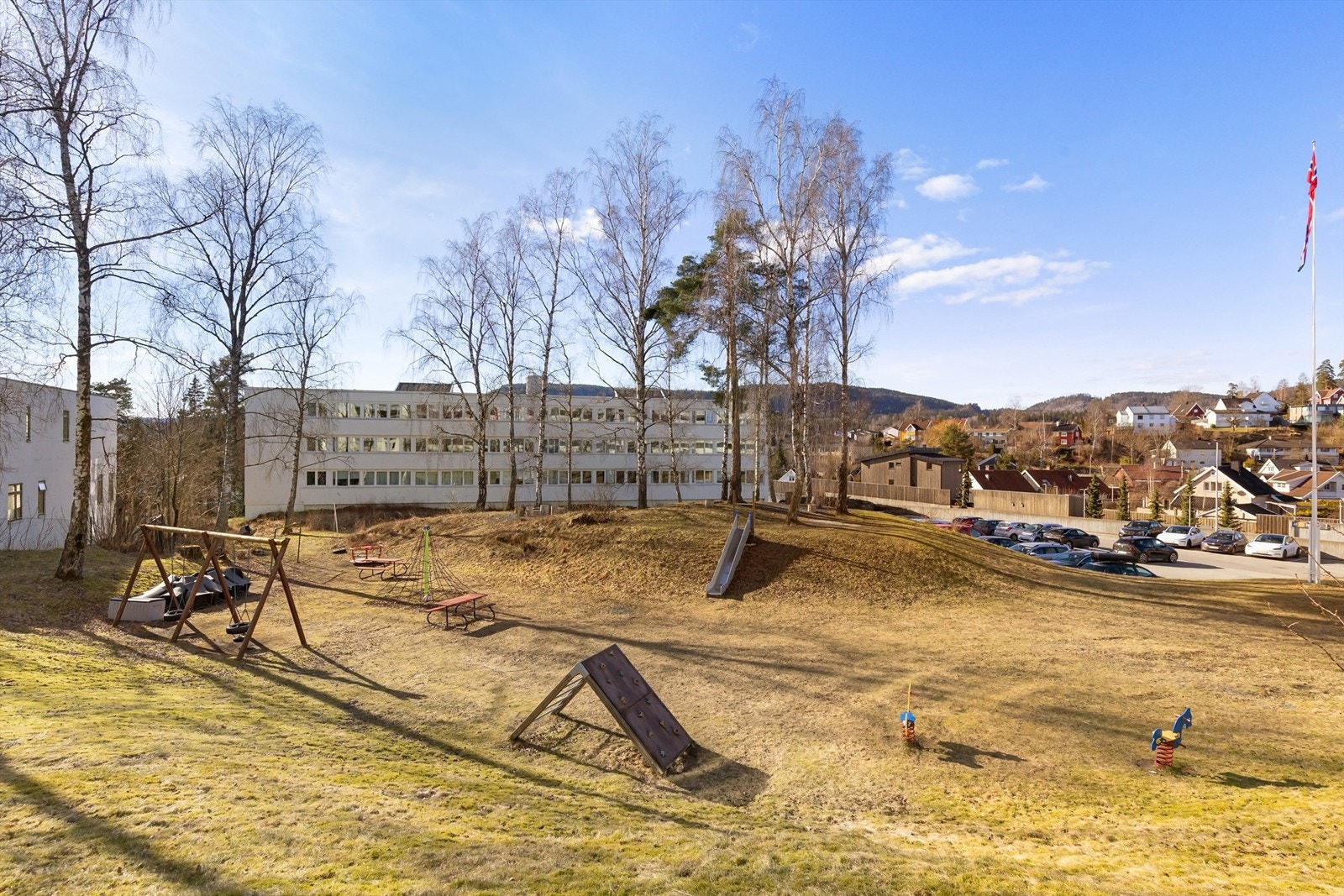Leiligheten ligger i et barnevennlig og hyggelig boligområde Galleribilde