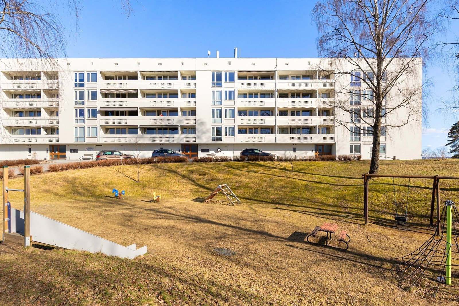 Her bor dere med nærhet umiddelbar nærhet til T-banen, samt kort avstand til barnehager, skoler og buss, samt kort vei til flotte turområder Galleribilde