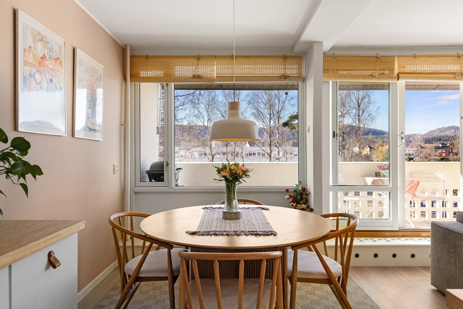 Fra stuen har du utgang til en nydelig balkong Galleribilde