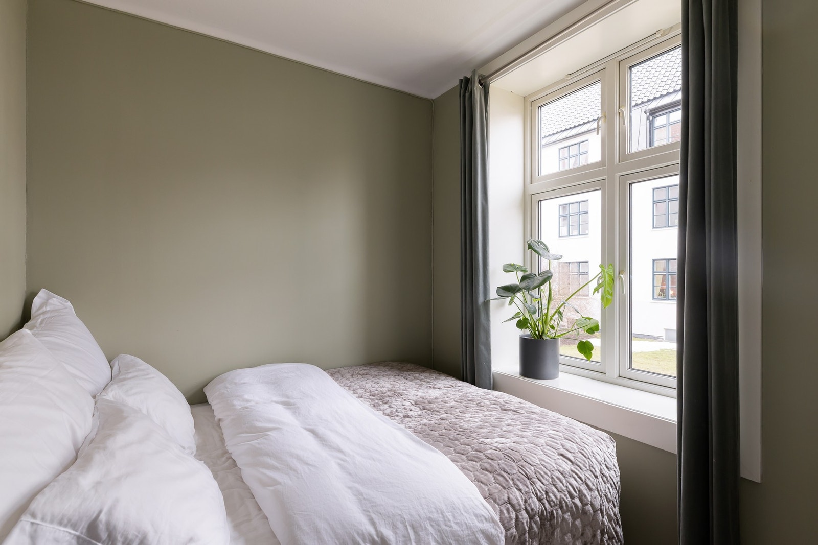 Soverommet har plass til en stor dobbeltseng. Galleribilde