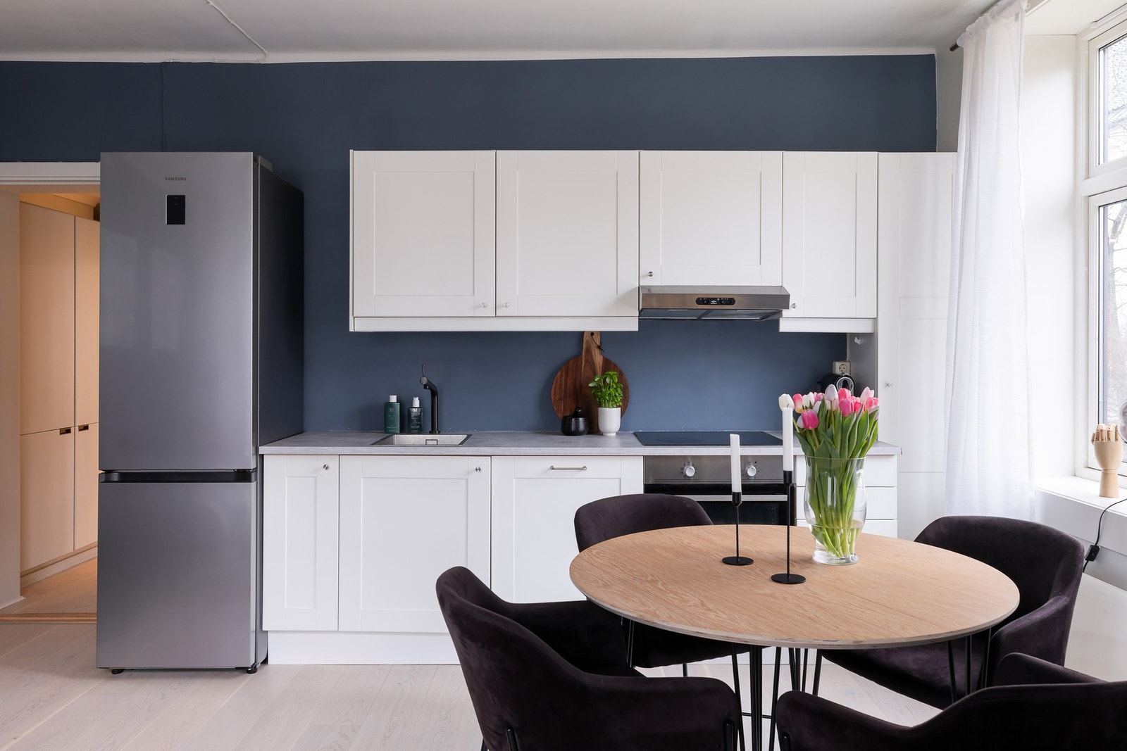 Fin plass til gjester rundt spisebordet! Galleribilde
