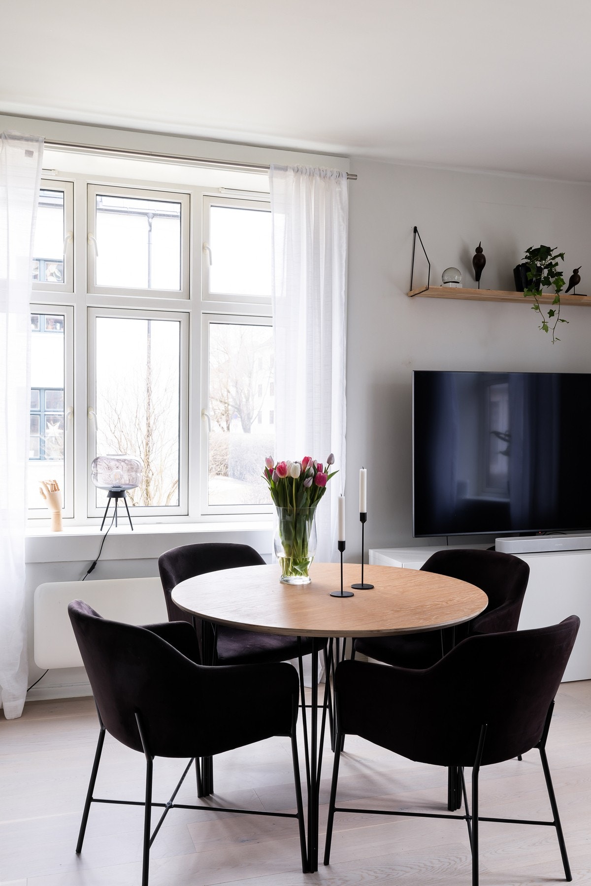Stuen har store vinduer og en lun farge som gir rommet en spesielt god atmosfære. Galleribilde