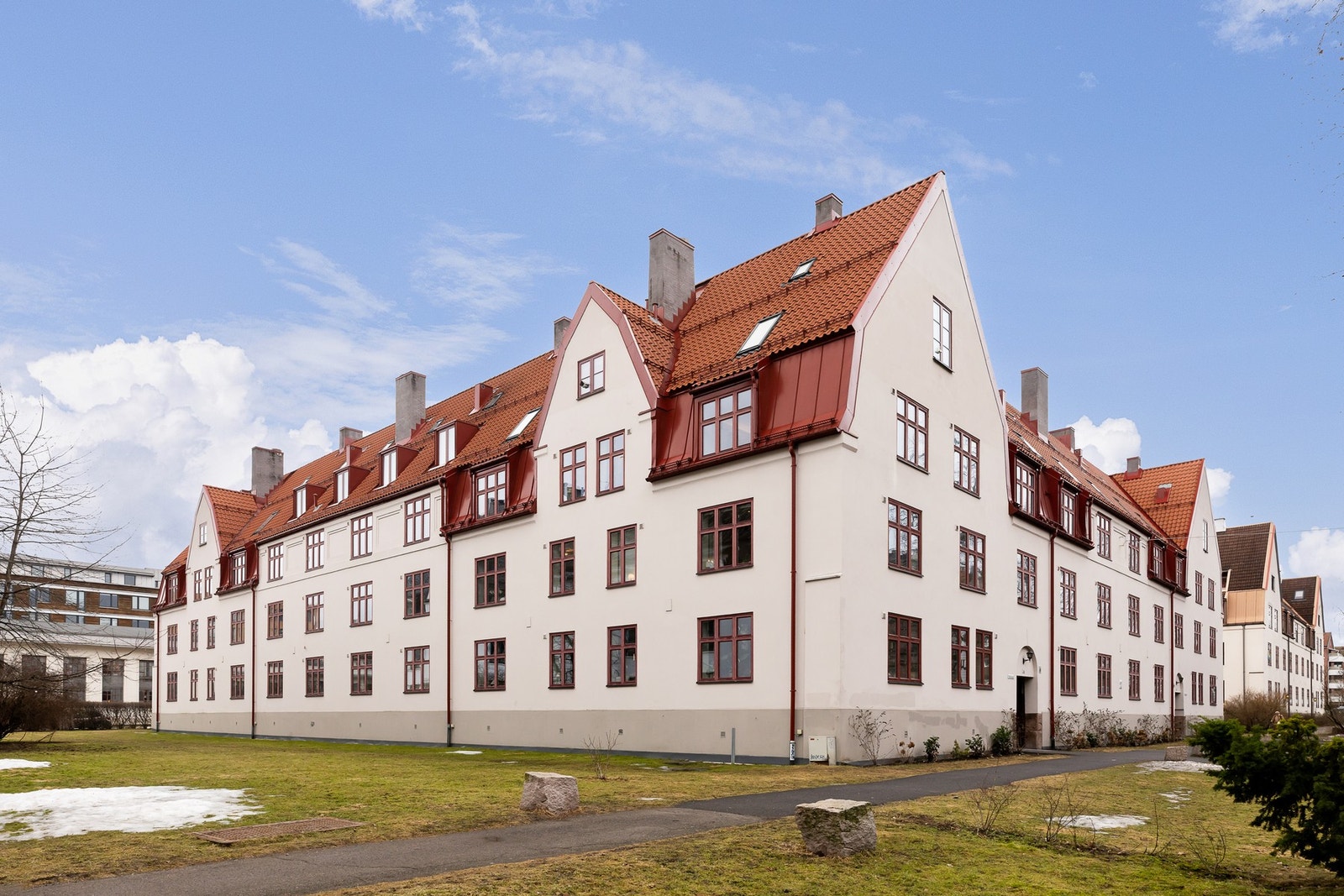 Gården er bygget 1916-1918 i nordisk nybarokk stil. Galleribilde