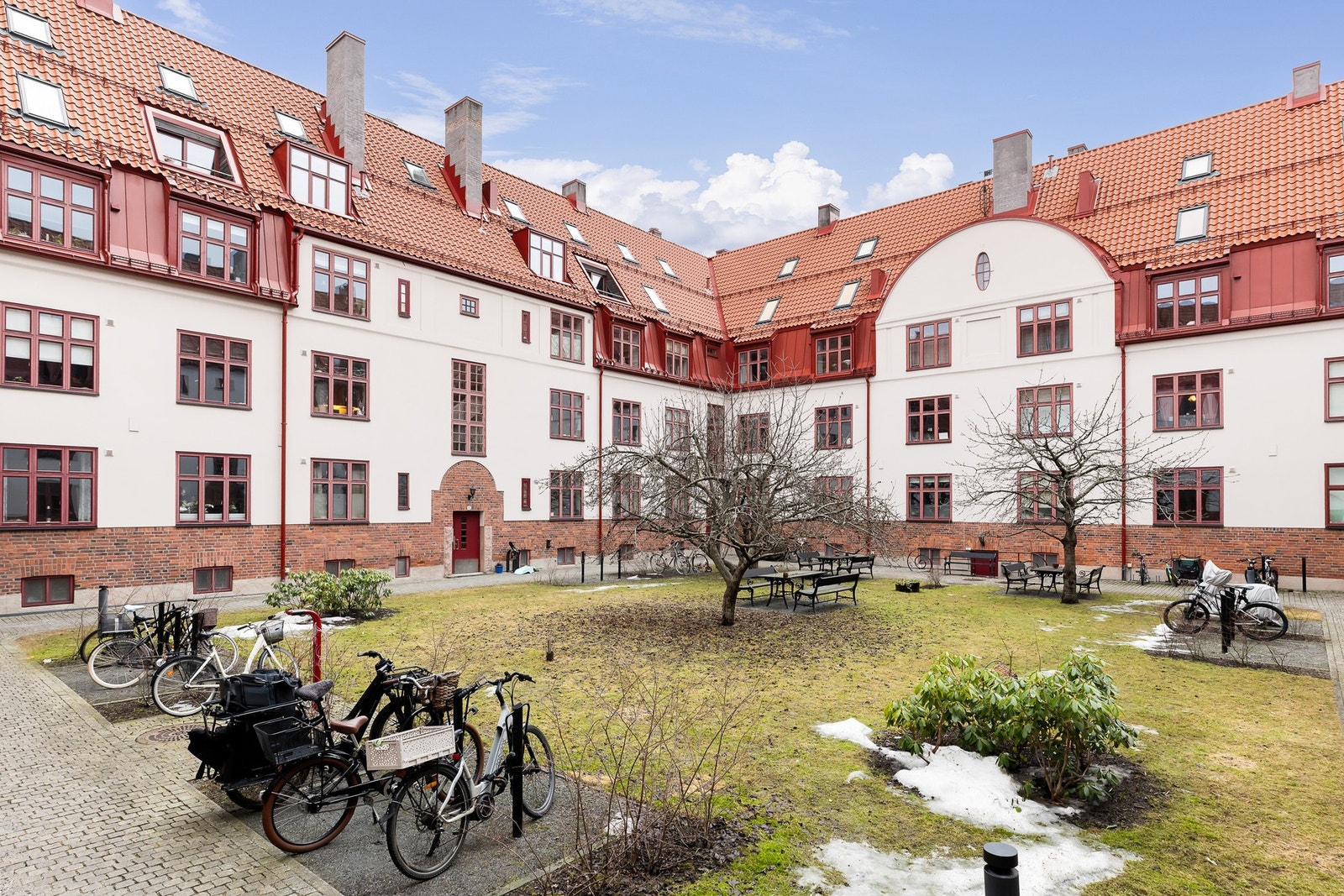 Et flott opparbeidet gårdsrom. Her er det frodig om sommeren! Galleribilde