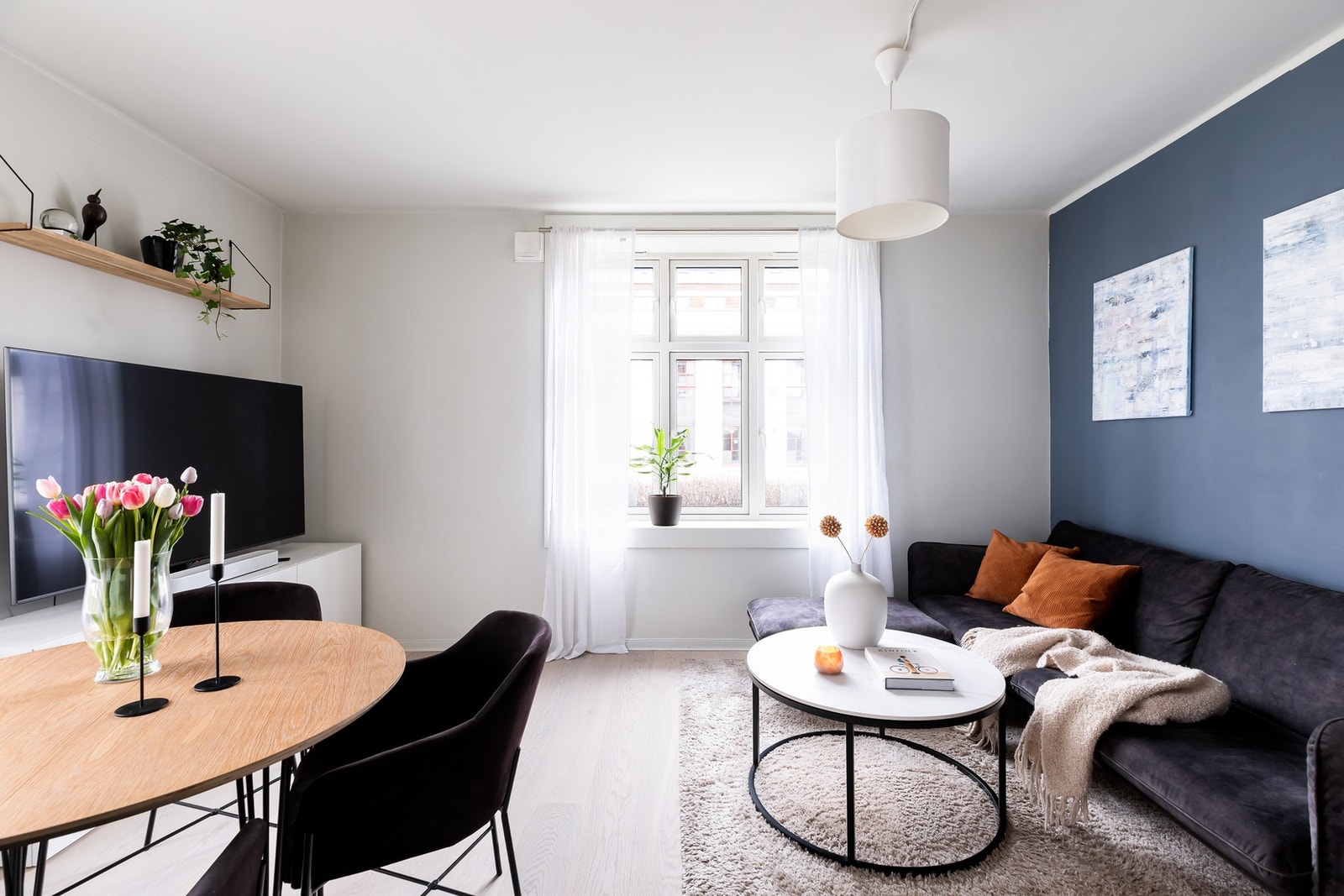 Stuen har plass til både sofa og spisebord - en herlig sosial sone. Galleribilde