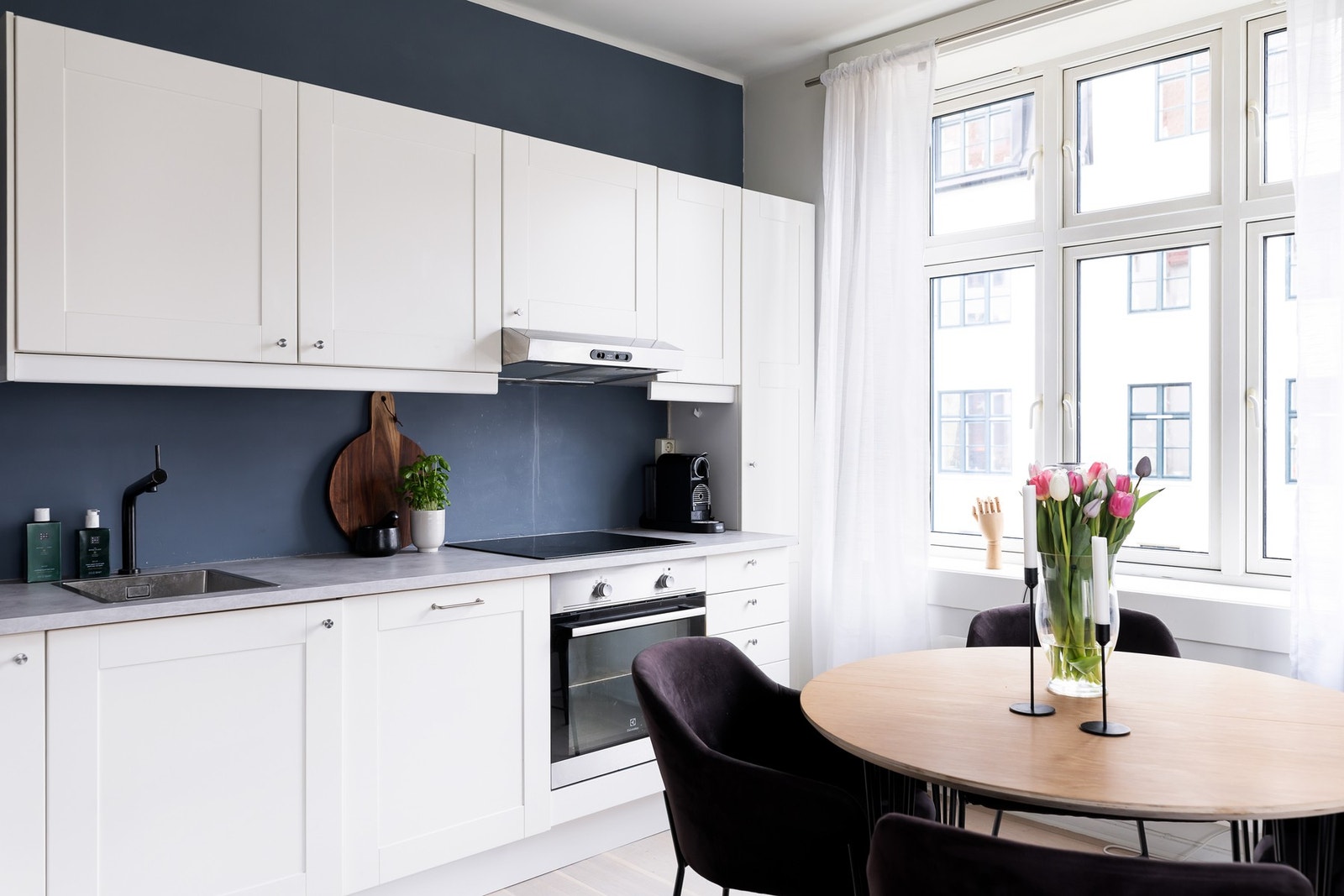 Hvit IKEA innredning med godt med skap- og benkeplass. Galleribilde