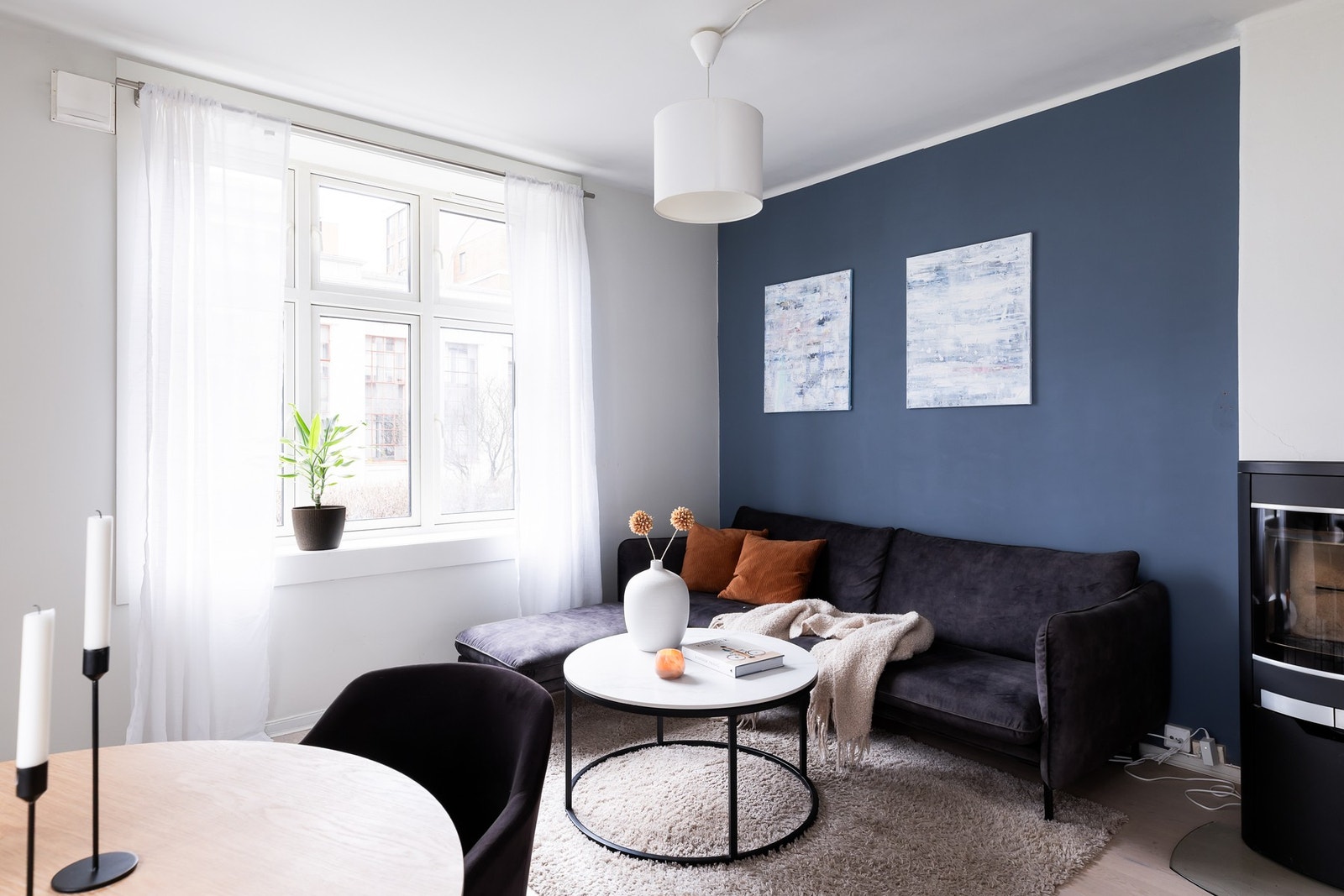 Stuen er lys og romslig. Herlig med peis på kalde dager. Galleribilde