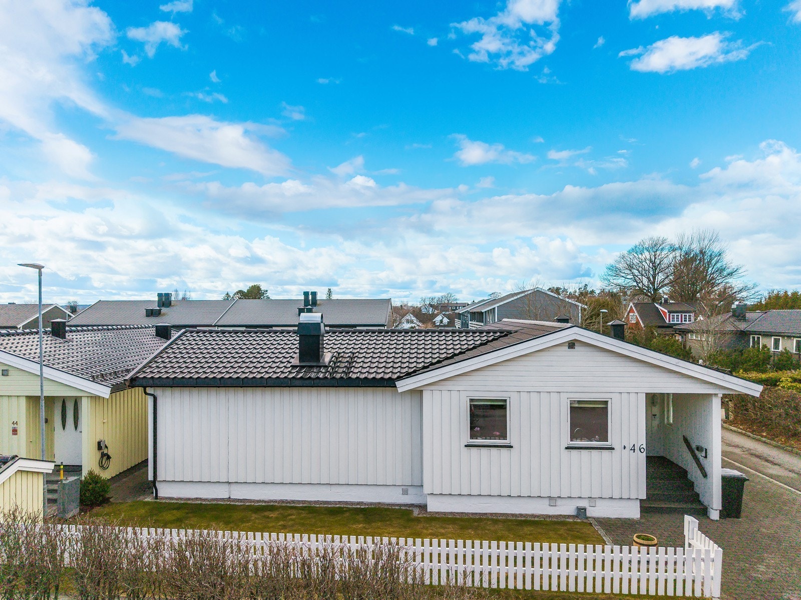 Inngangsparti med mulighet for parkering av bil. Galleribilde