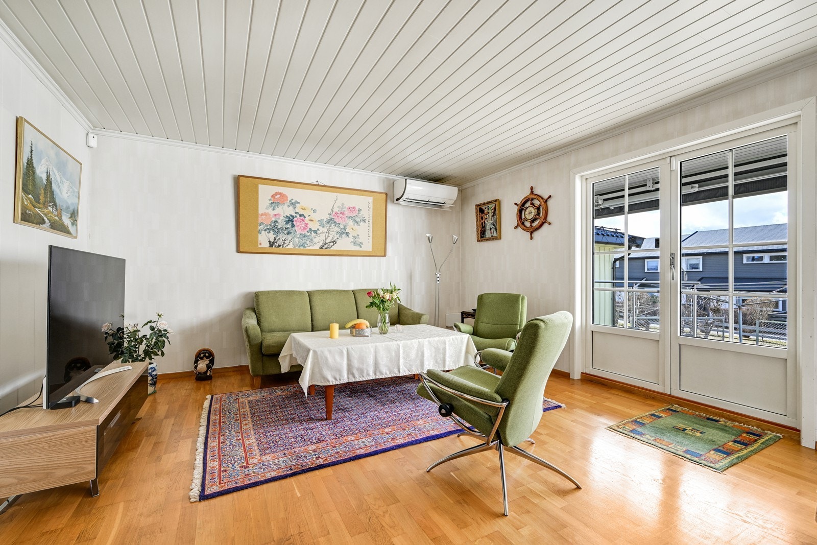 Hyggelig stue med peis ovn og utgang til terrasse. Galleribilde