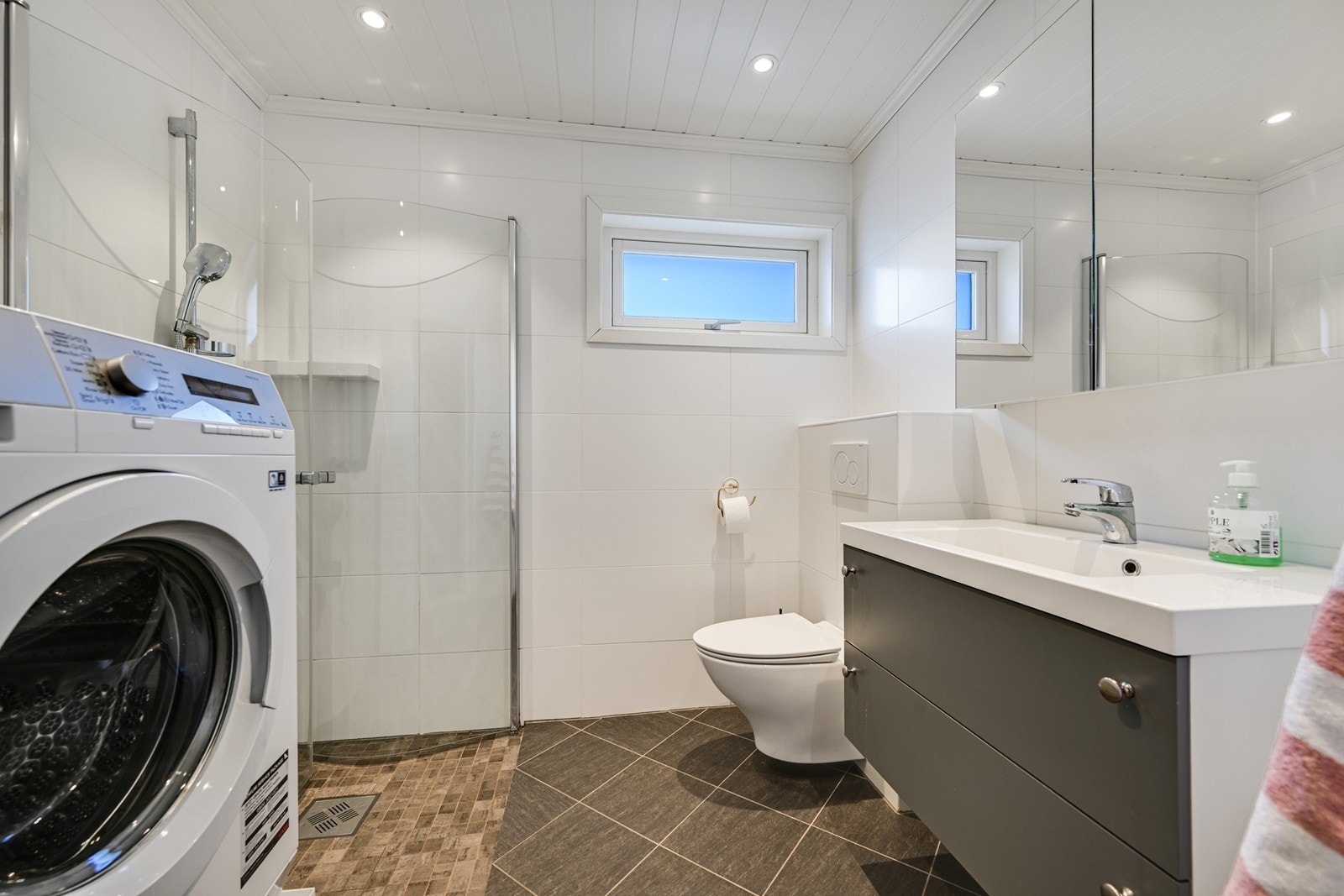 Bad/wc med opplegg til vaskemaskin. Galleribilde
