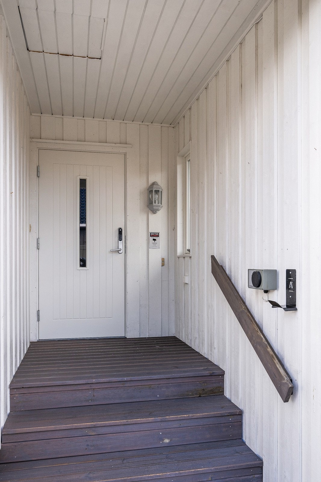 Overbygd vindfang med el-bil lader. Galleribilde