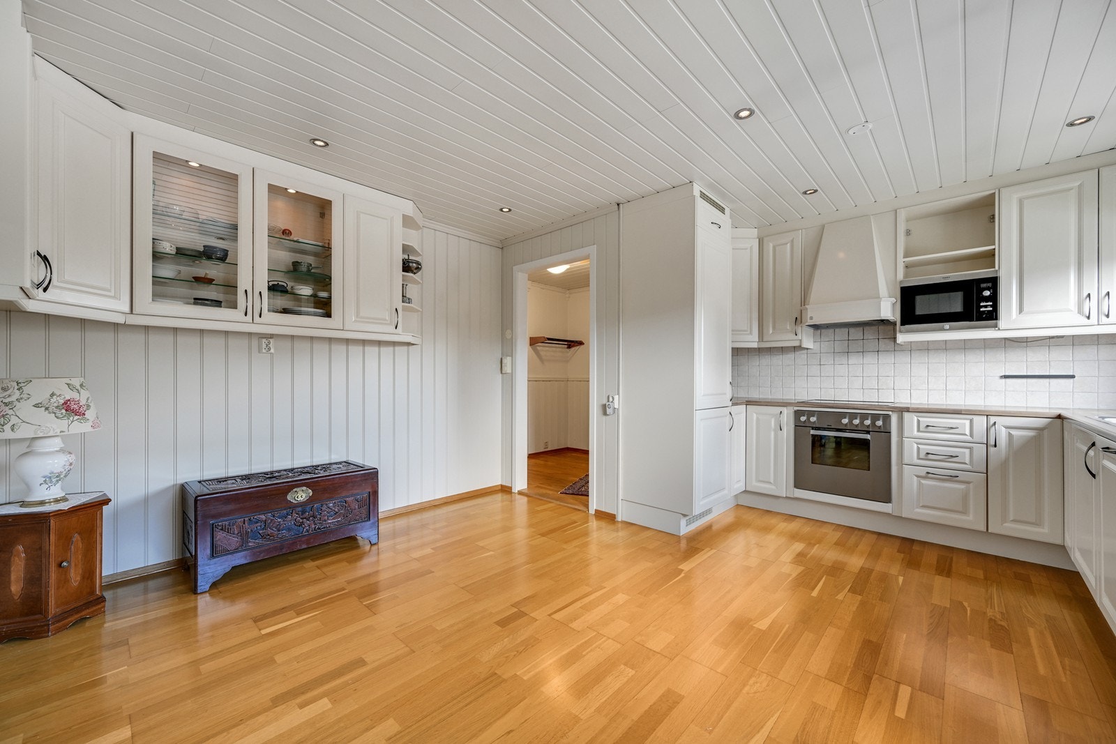 Praktisk og romslig kjøkken med spiseplass. Galleribilde