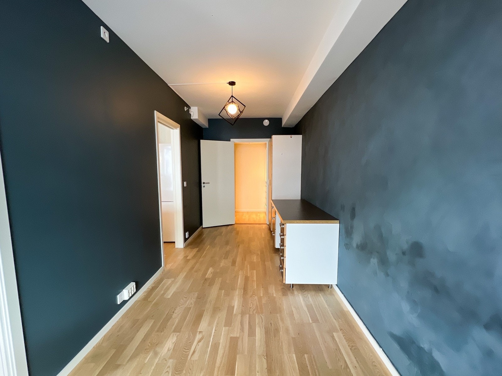 Soverom i fin farge, inngang til innvendig bod. Galleribilde