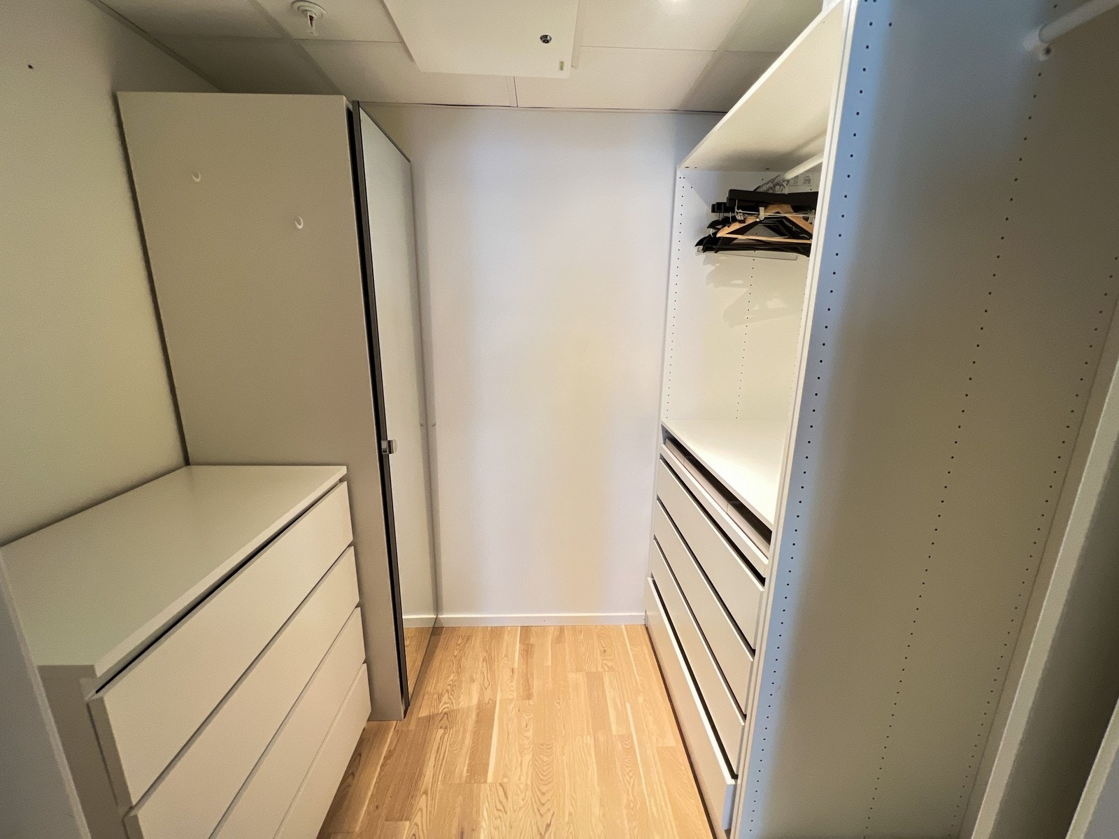 Innvendig bod/walk-in closet. Galleribilde