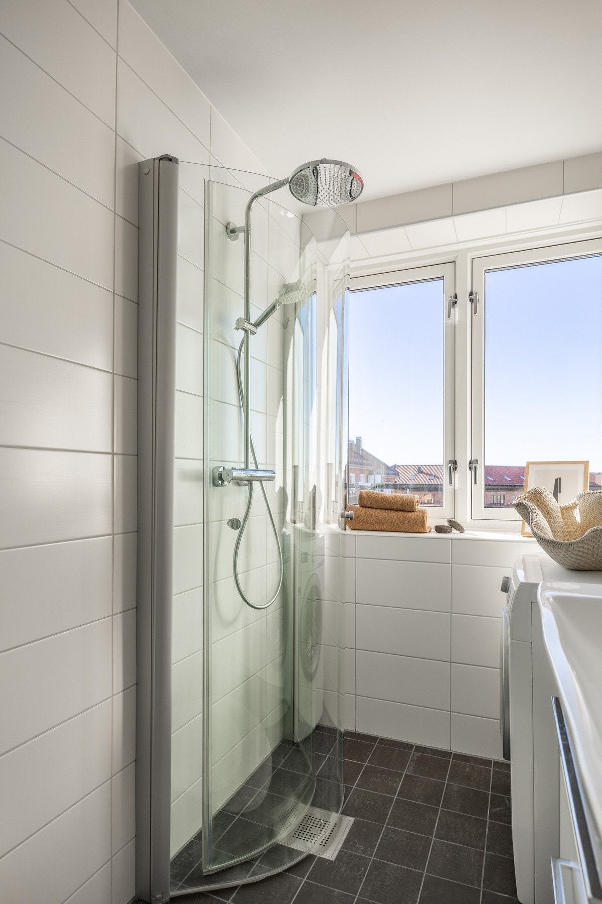 Fra badet har man en fantastisk utsyn og mye naturlig lys. Galleribilde