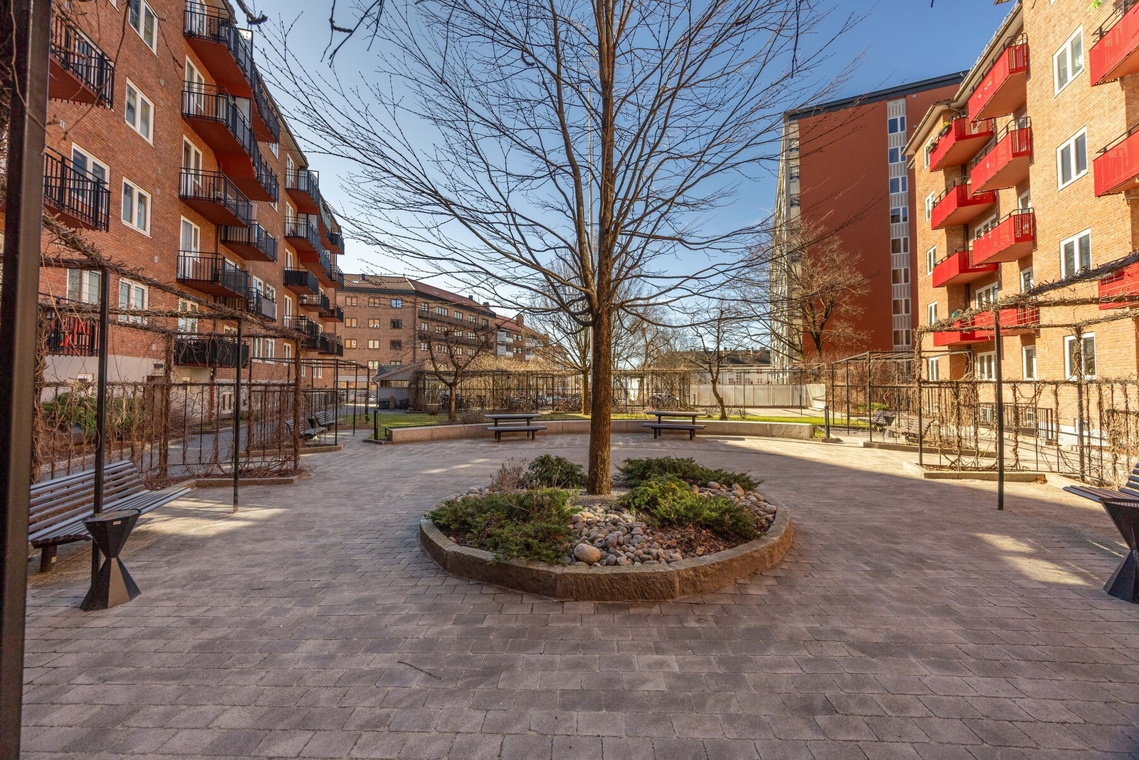 Stor og veldrevet borettslag med felles hyggelig uteplass. Galleribilde