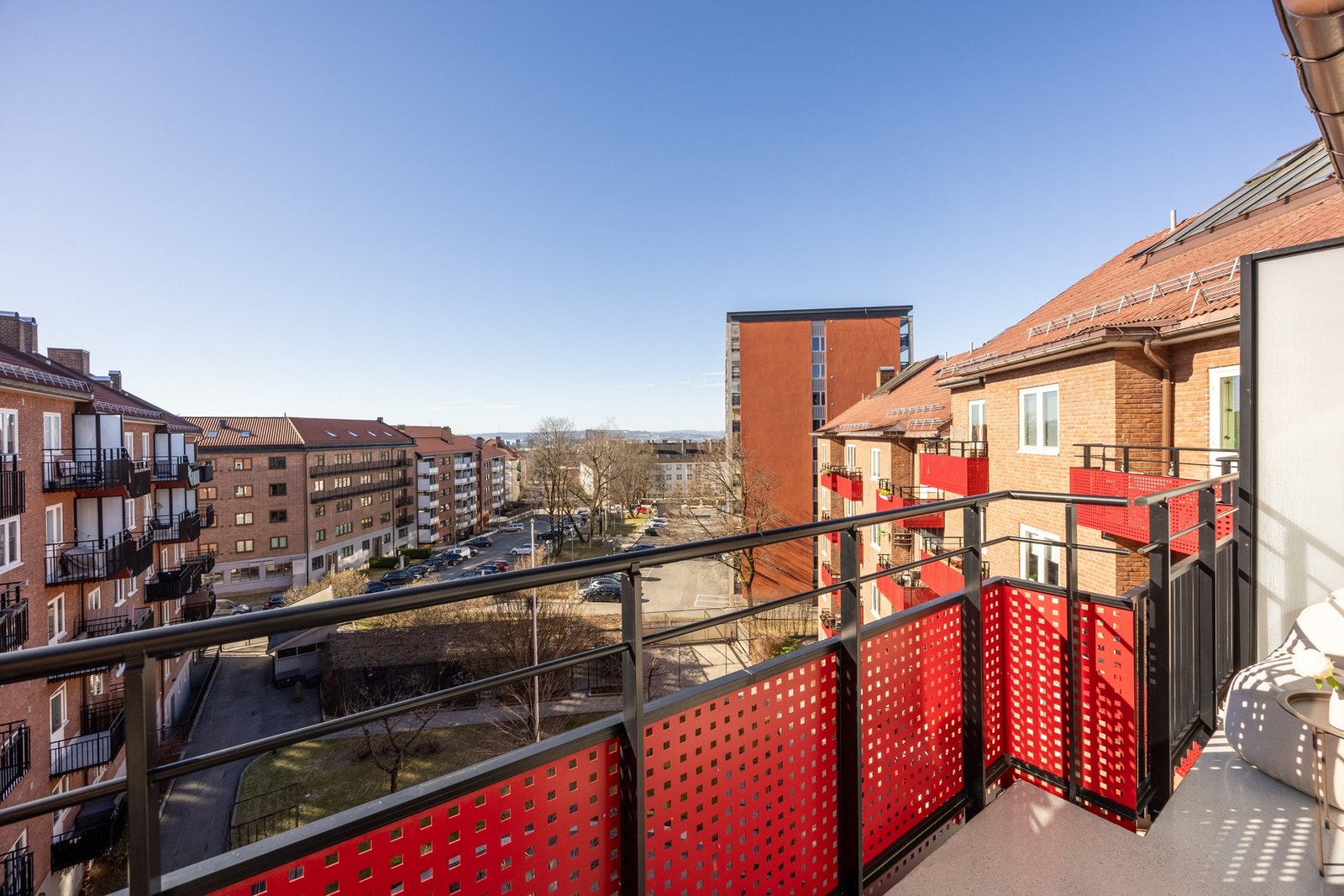 Høytliggende og tilbaketrukket beliggenhet med lite innsyn. Galleribilde