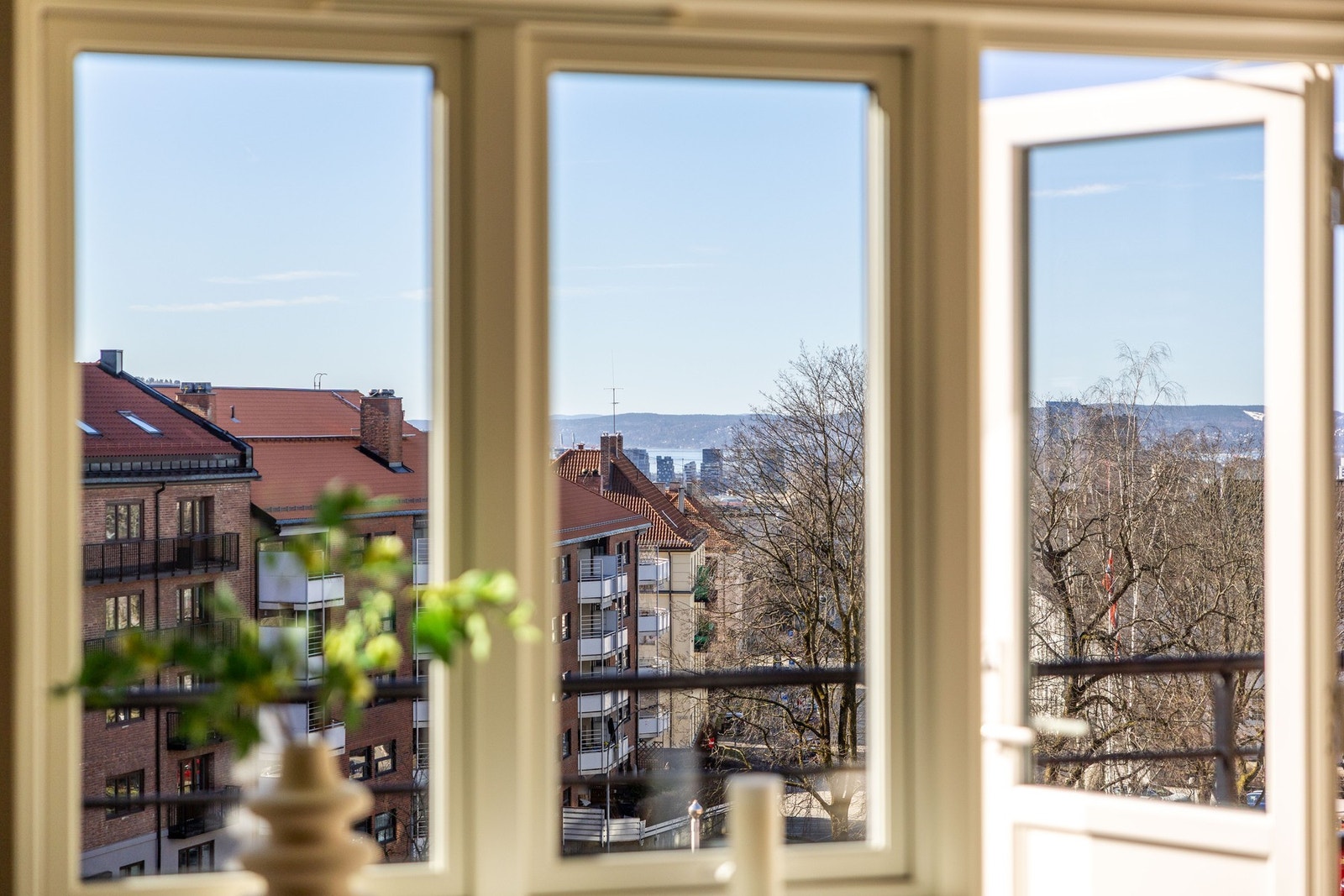Toppleilighet med store vindusflater som slipper inn mye naturlig lys. Galleribilde