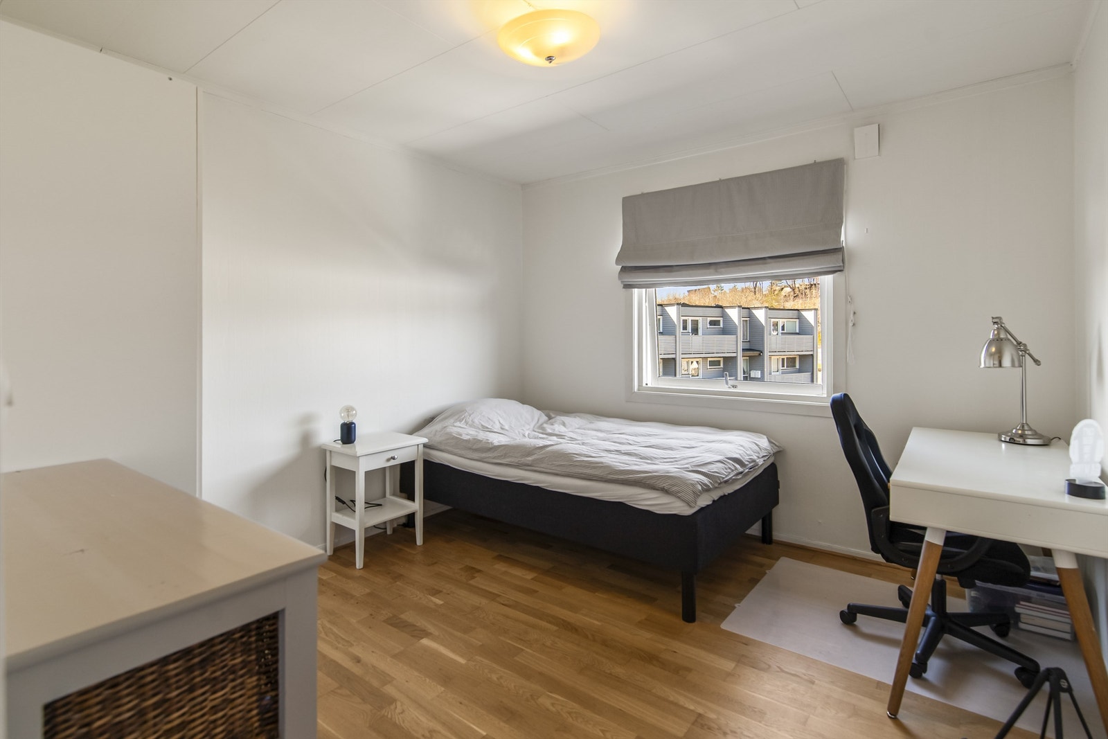 Det andre soverommet i etasjen - romslig, med god plass til seng og skrivepult. Galleribilde