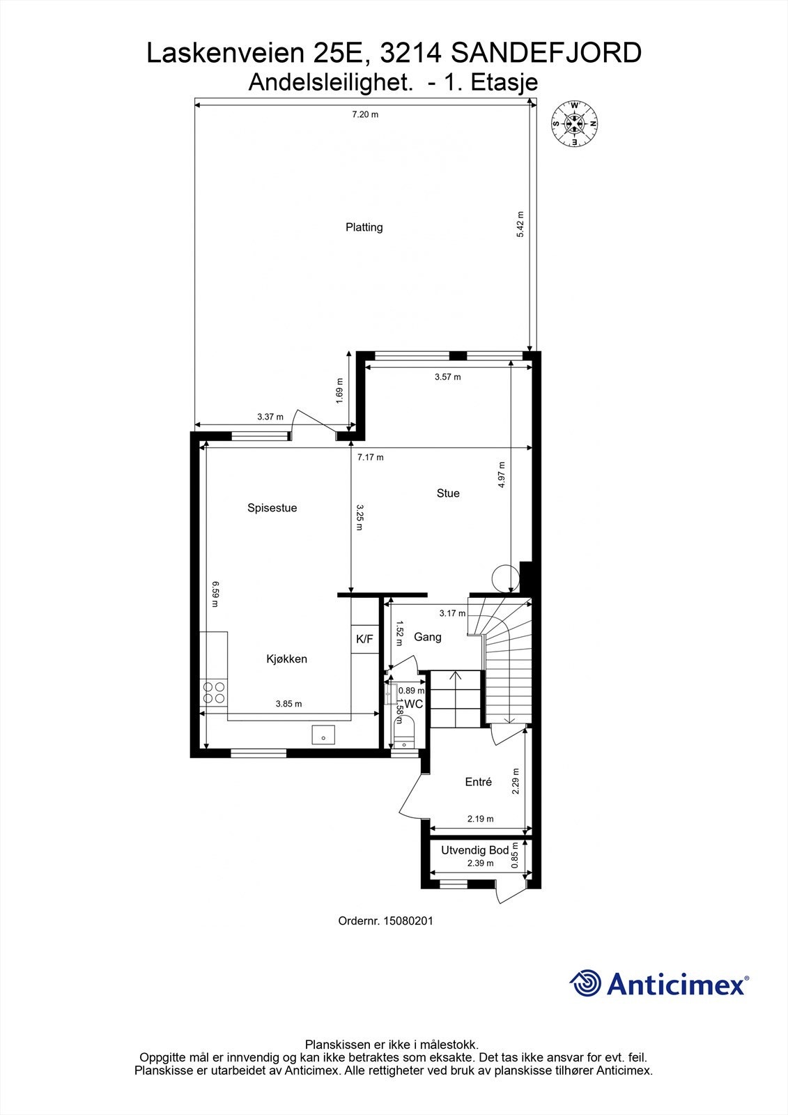 Første etasje på 56 m² rommer entré, toalettrom og en åpen sone med stue, spisestue og kjøkken. Galleribilde