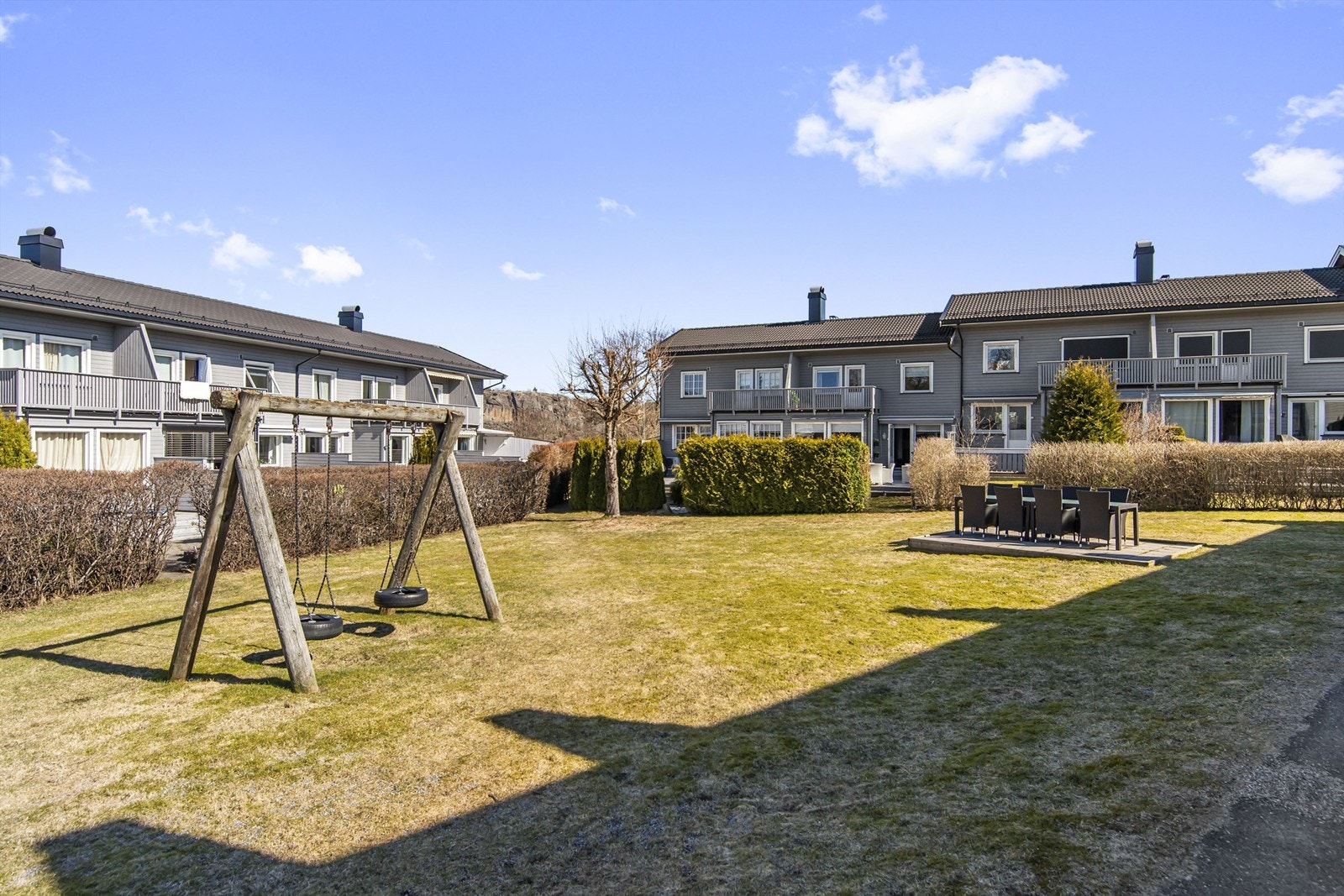 Borettslaget har store, opparbeidede fellesarealer med gressplen og lekeapparater. Galleribilde