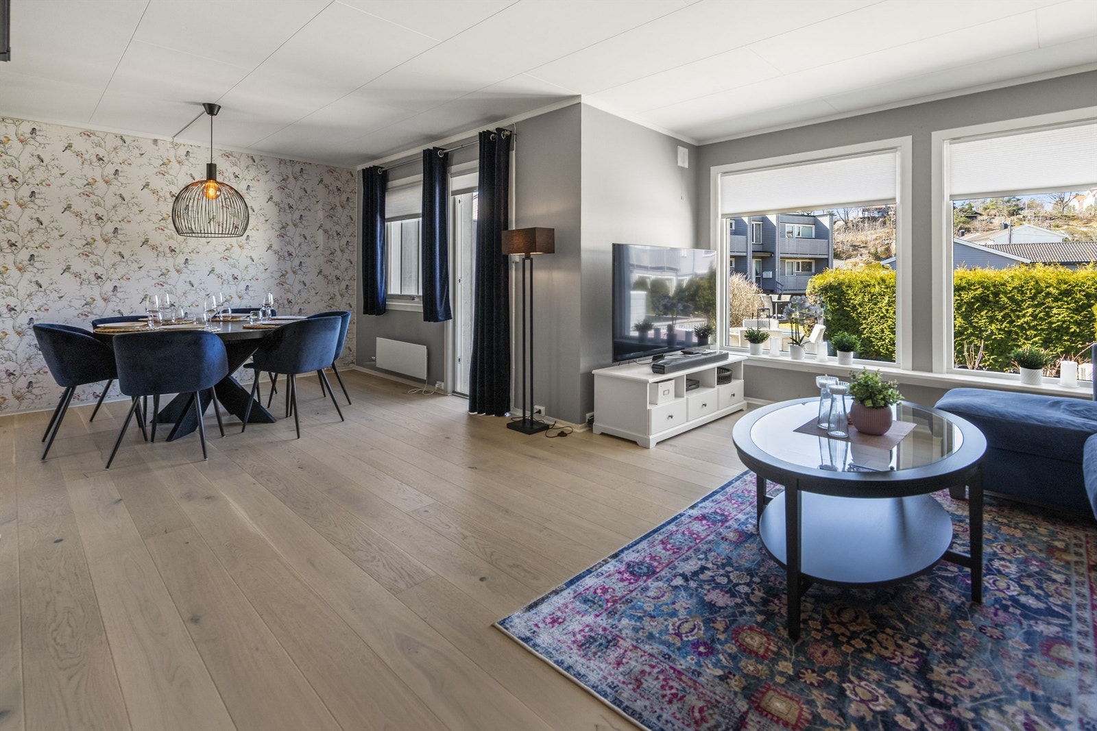 Gjennomgående og helhetlig materialvalg i hele første etasje. Galleribilde