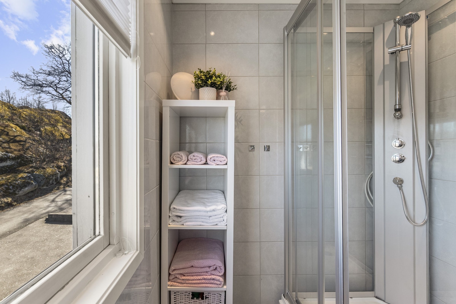 Badet er utstyrt med dusjkabinett og har elektrisk avtrekksvifte. Galleribilde