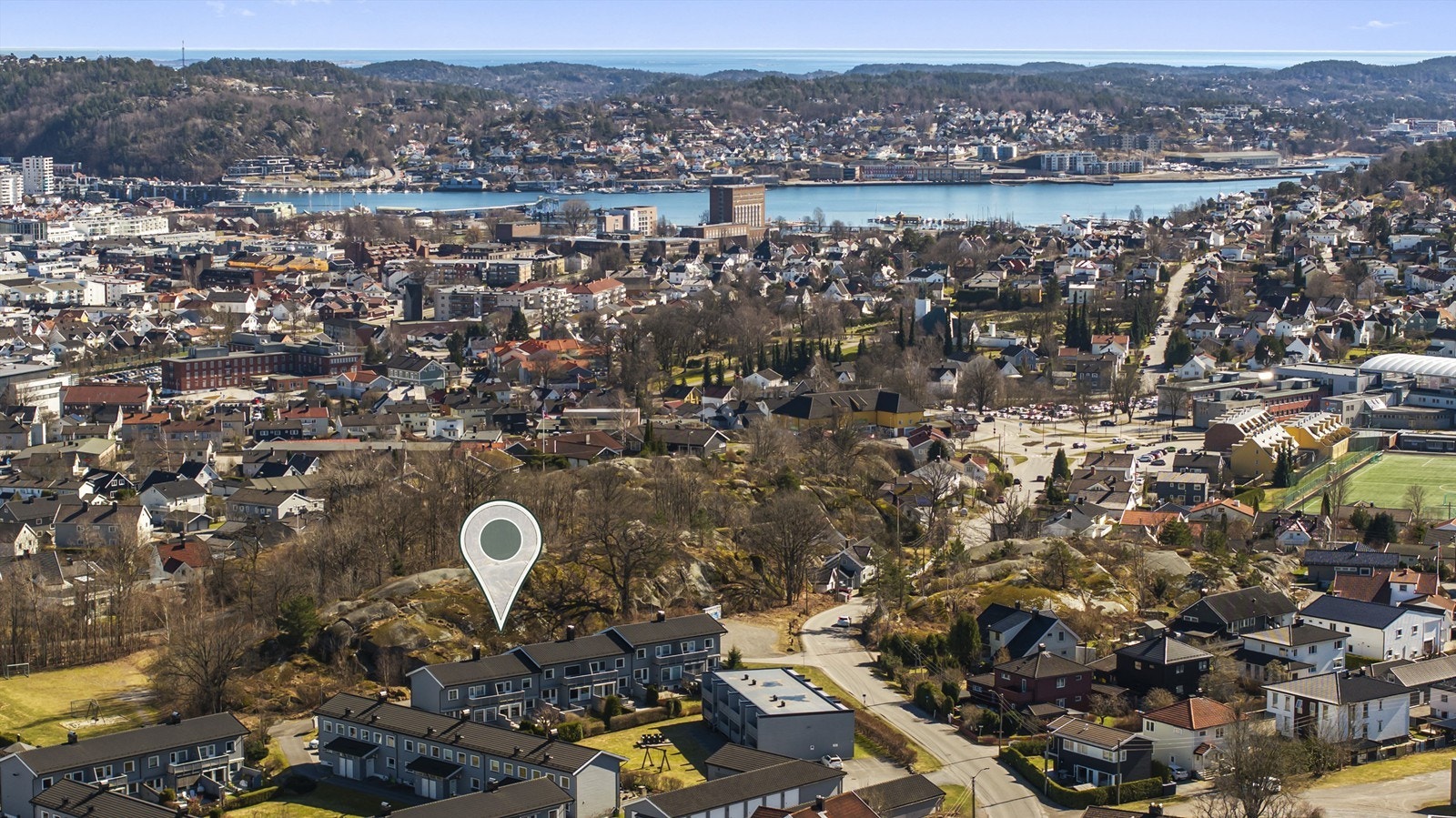 Eiendommen ligger sentralt til, med nærhet til Sandefjord sentrum og fjorden. Galleribilde