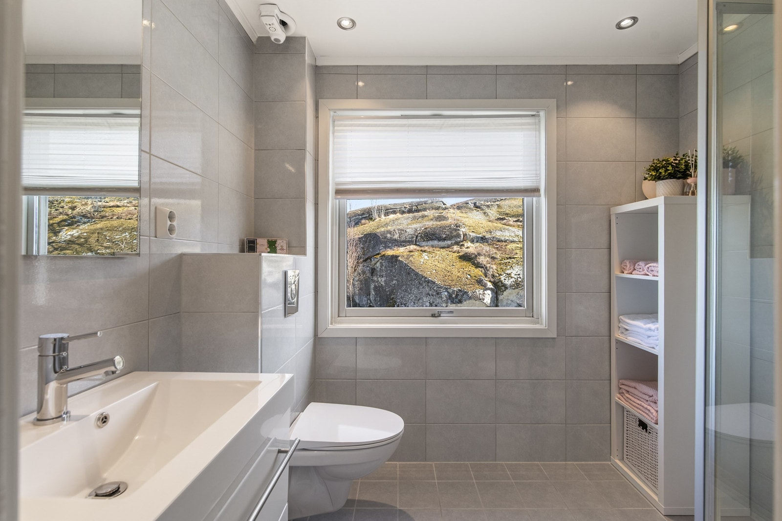 Badet i andre etasje har flislagt gulv med varmekabler. Galleribilde
