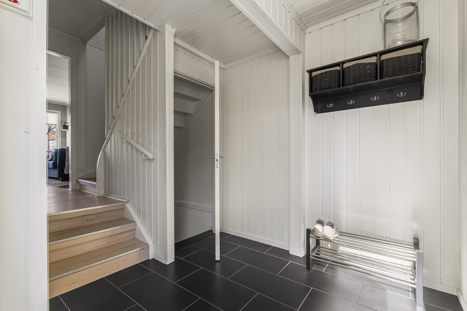 Fra entréen leder trappen opp til soveromsavdelingen og ned til kjelleretasjen. Galleribilde