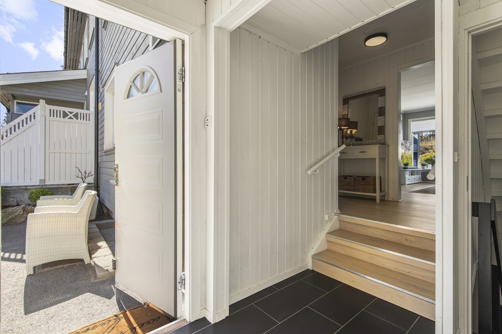 Entréen ønsker velkommen inn. Herfra er det adkomst til toalettrom og trapp til de øvrige etasjene. Galleribilde