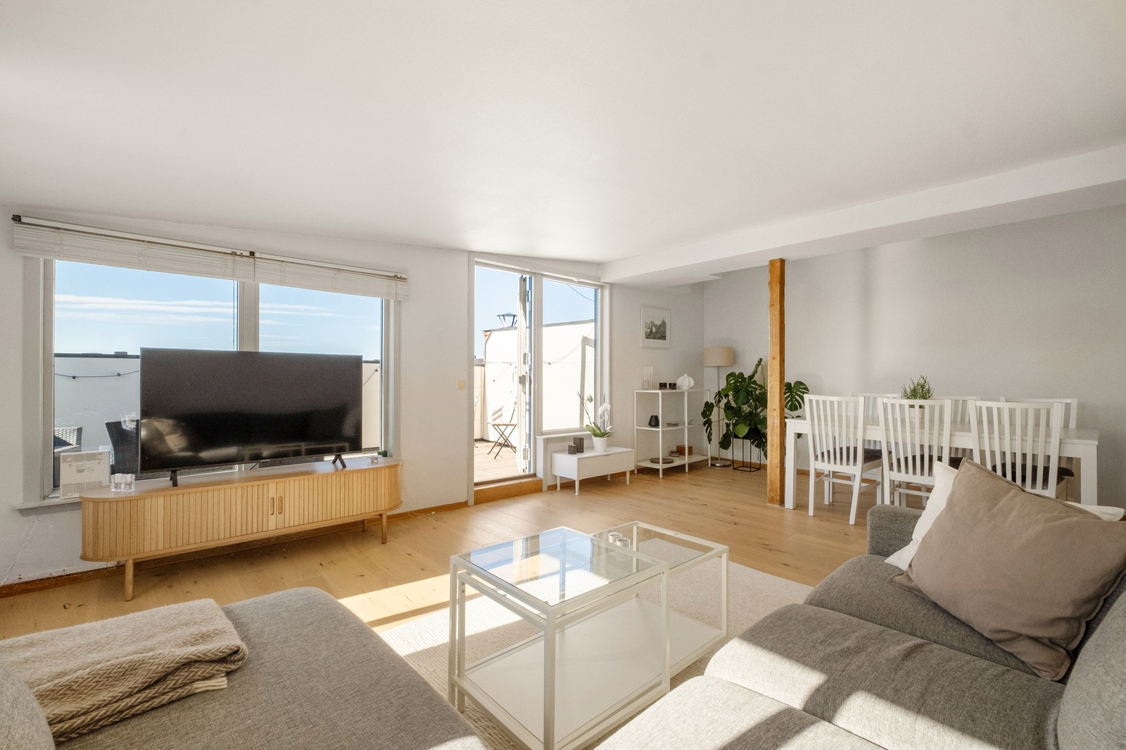 Leiligheten har noe modernisering og her har du muligheten til å skape din drømmebolig! Galleribilde