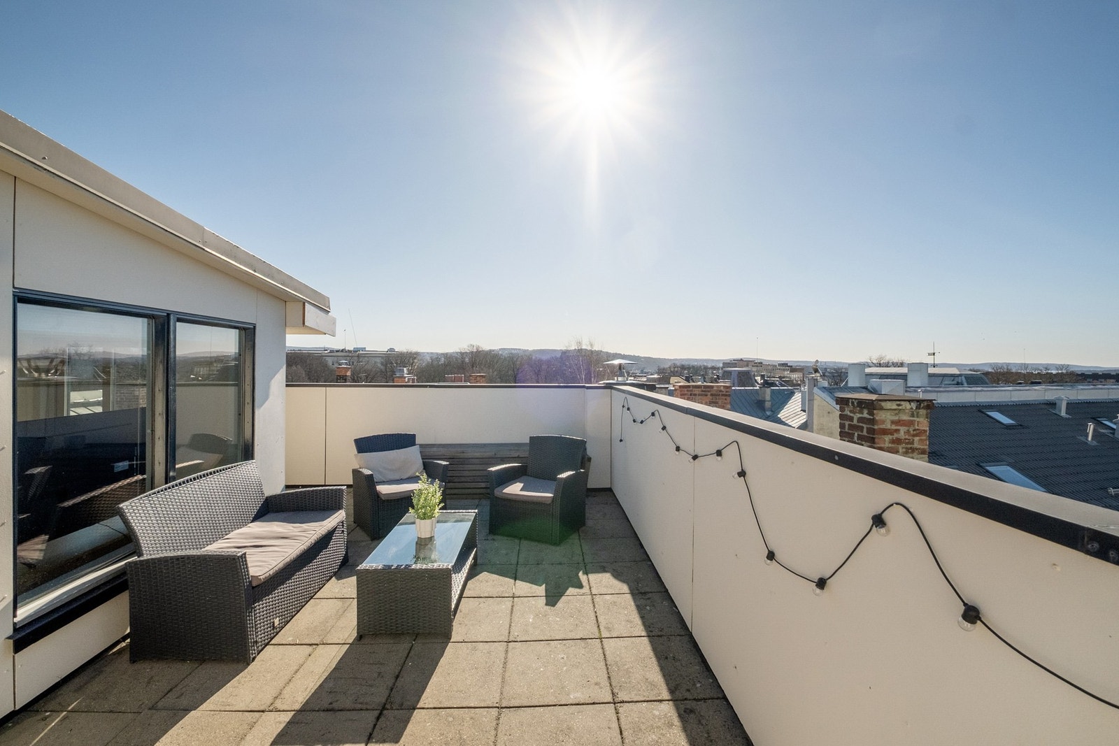 Takterrassen på 19 m² har god plass til ønsket møblement. Galleribilde