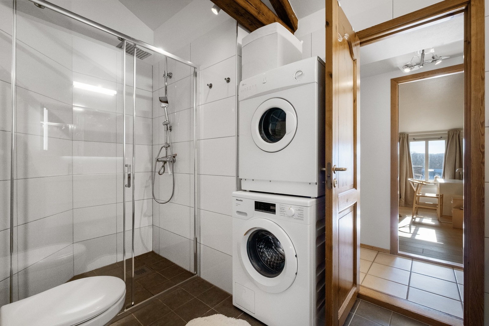 Badet har opplegg for vaskemaskin og tørketrommel. Galleribilde